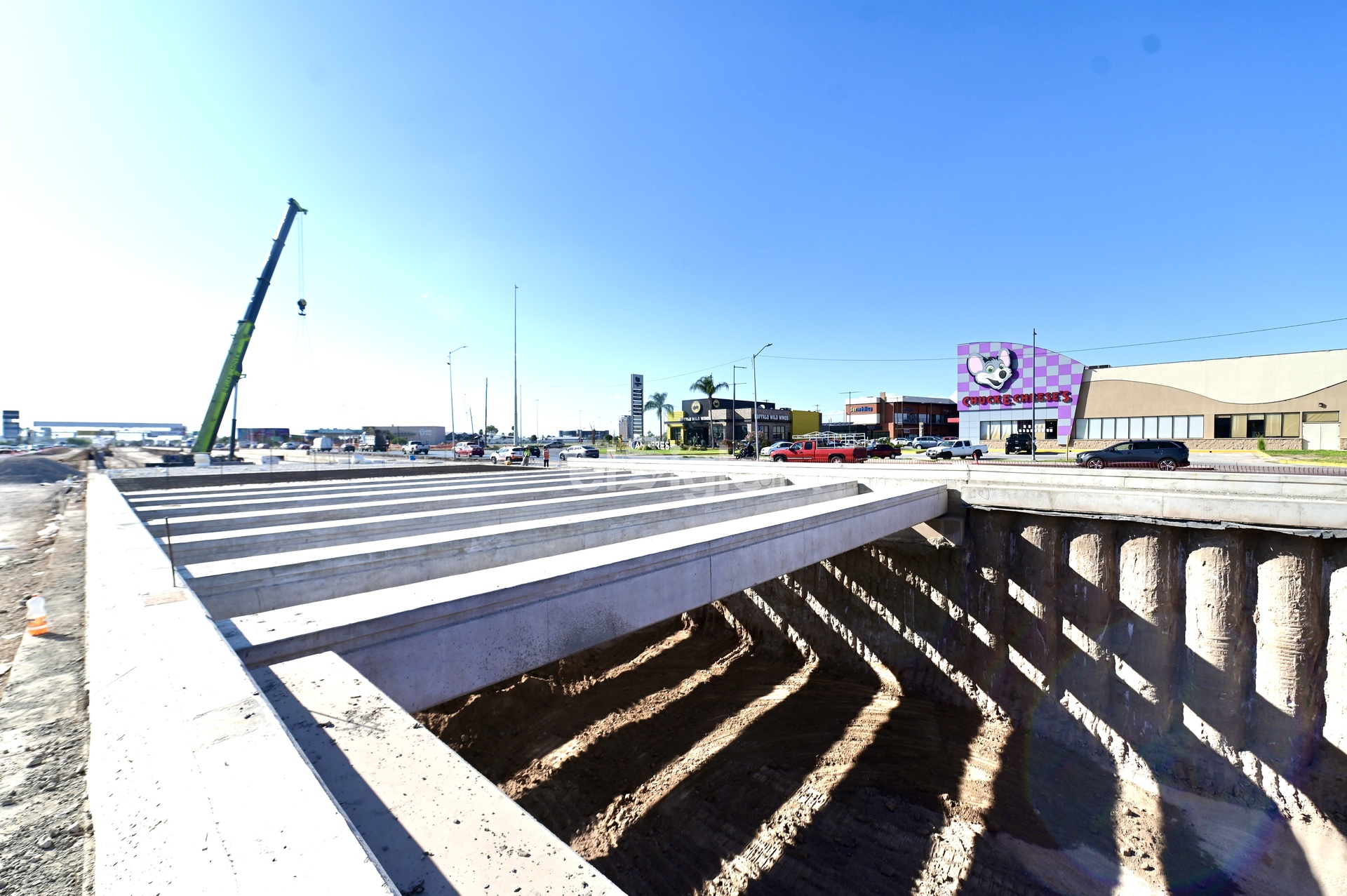 Tras la colocación de estas piezas, se harán las losas de concreto superiores, para el techo del viaducto. (EL SIGLO DE TORREÓN)