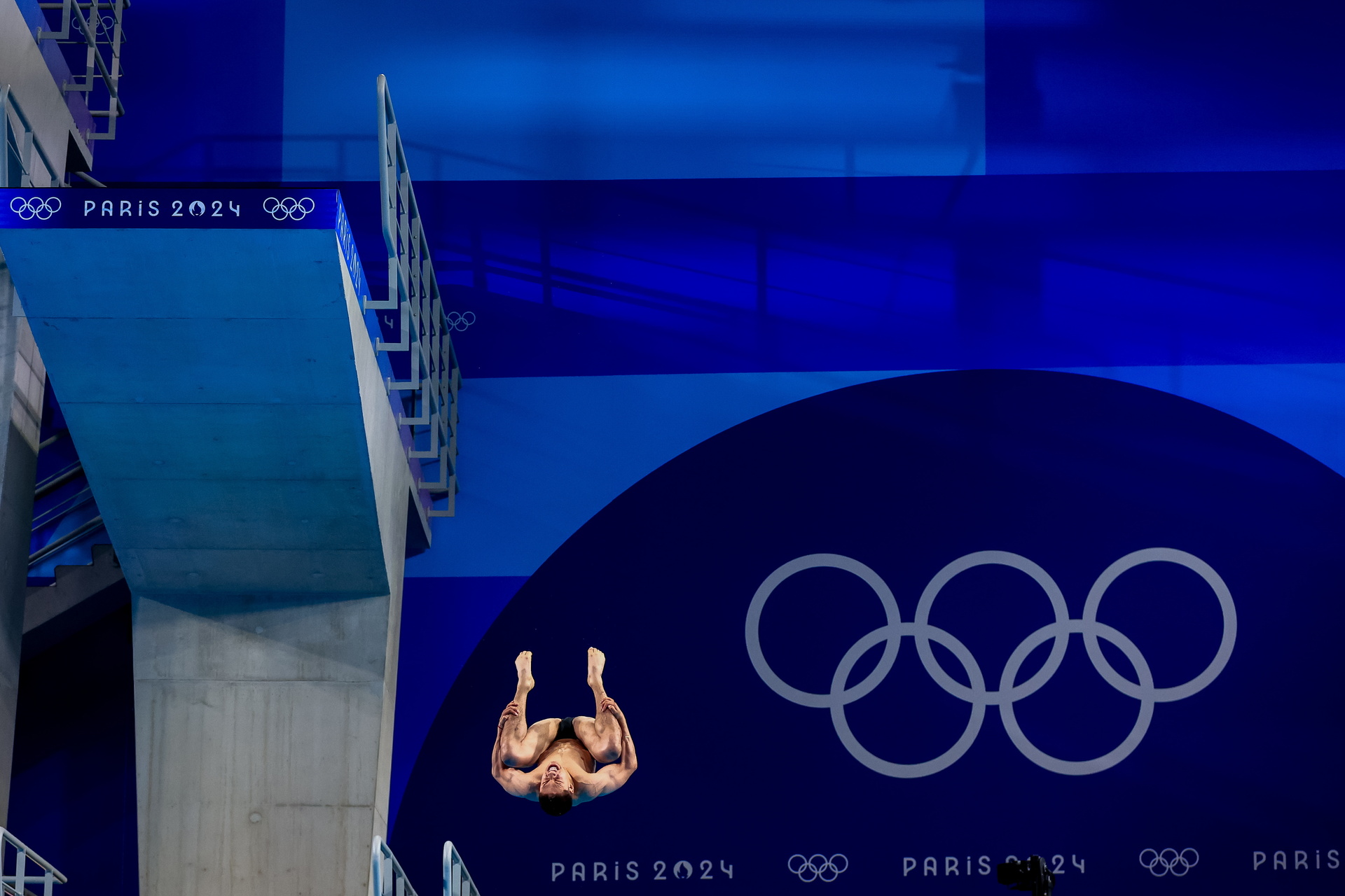 Osmar Olvera se clasifica a la final de trampolín olímpico