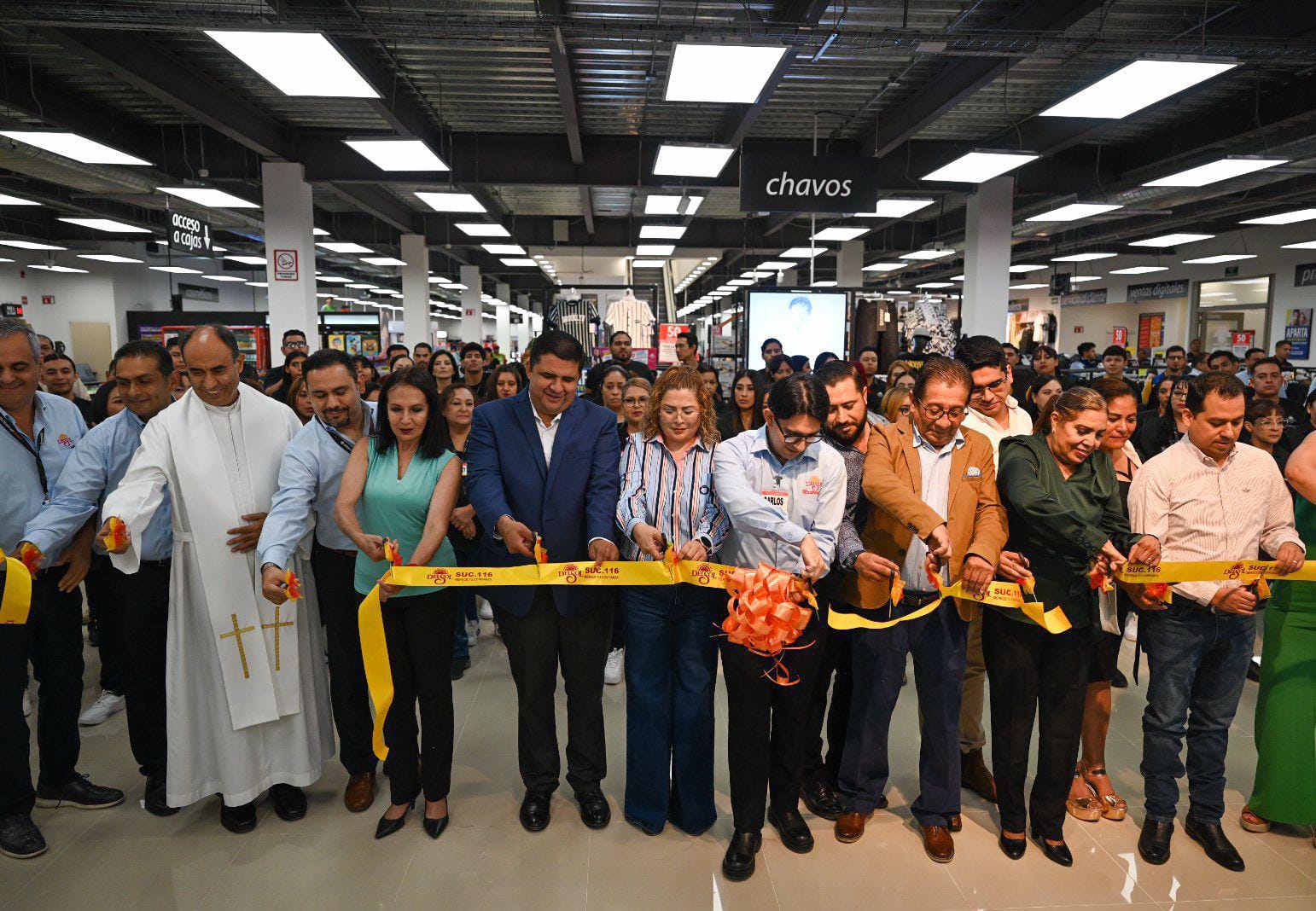 El alcalde de Lerdo, Homero Martínez Cabrera, el director General de Tiendas Del Sol Antonio Antúnez y el personal de la sucursal, llevaron a cabo la inauguración y corte de listón de la nueva tienda departamental Del Sol. (DIANA GONZÁLEZ)