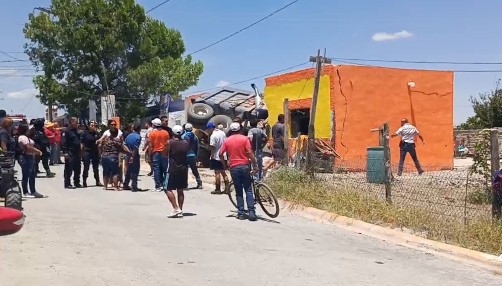 Un persona sin vida y cuatro lesionadas tras impacto de camión de volteo contra un hogar