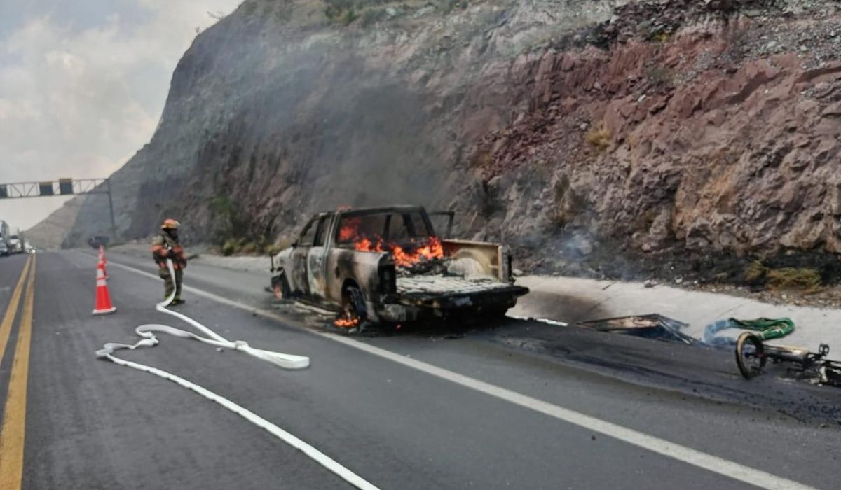 Se incendia camioneta en el Libramiento Norponiente en Ramos Arizpe