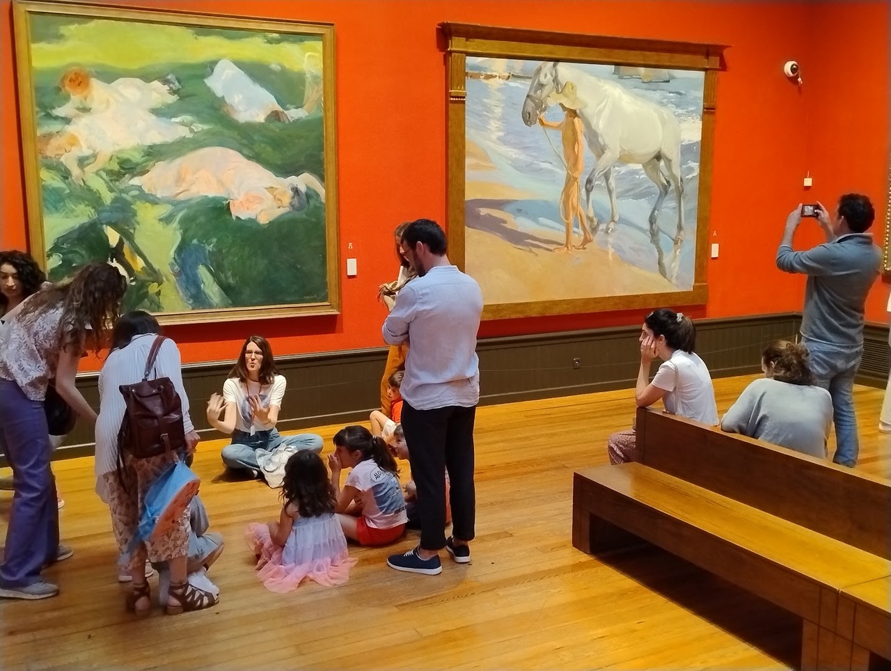 Conocimiento. Una guía del Museo Joaquín Sorolla explica la técnica de las pinturas de una sala a niños visitantes.