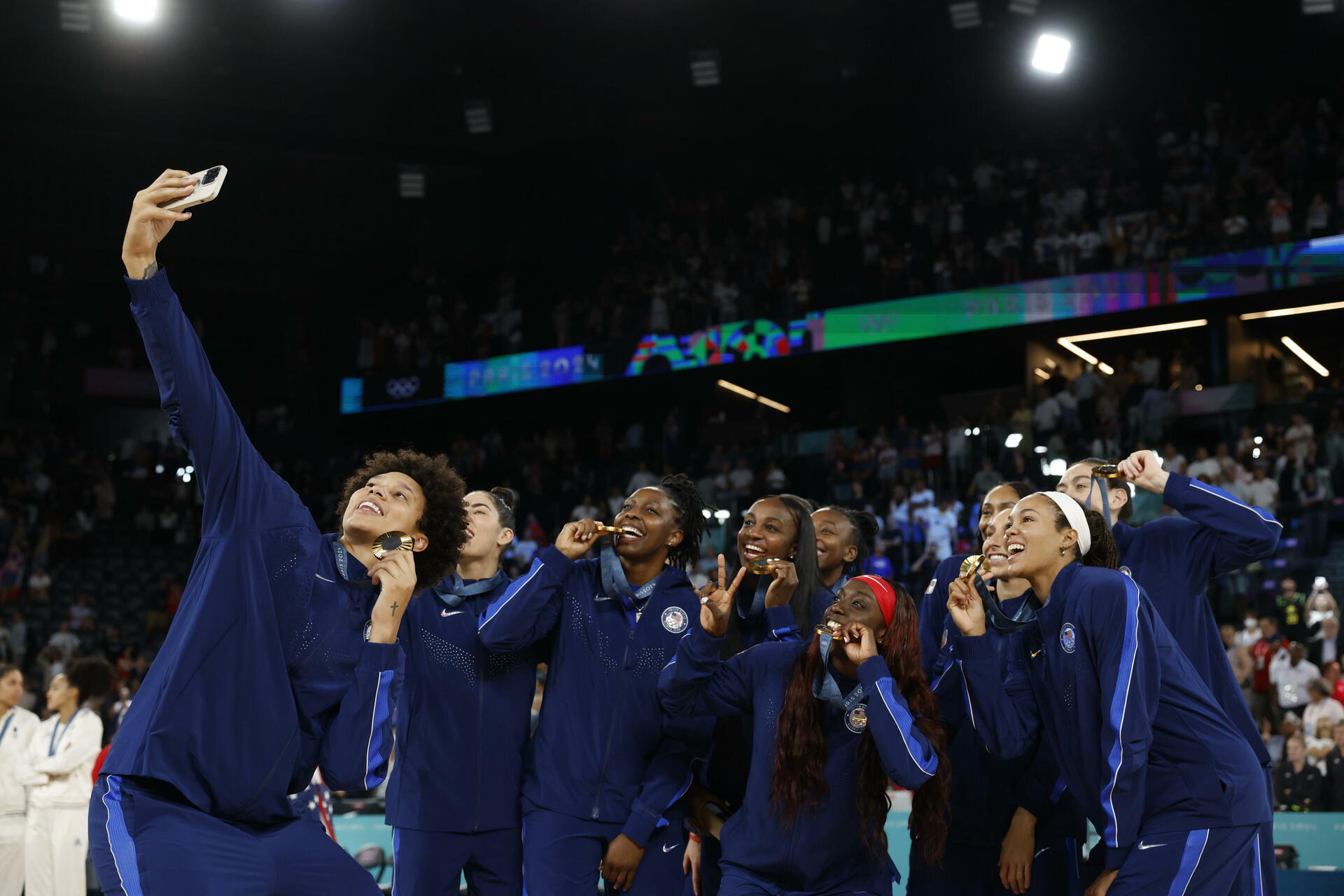 Delegación estadounidense de basquetbol femenil celebra ganar Oro en París 2024. (EFE)