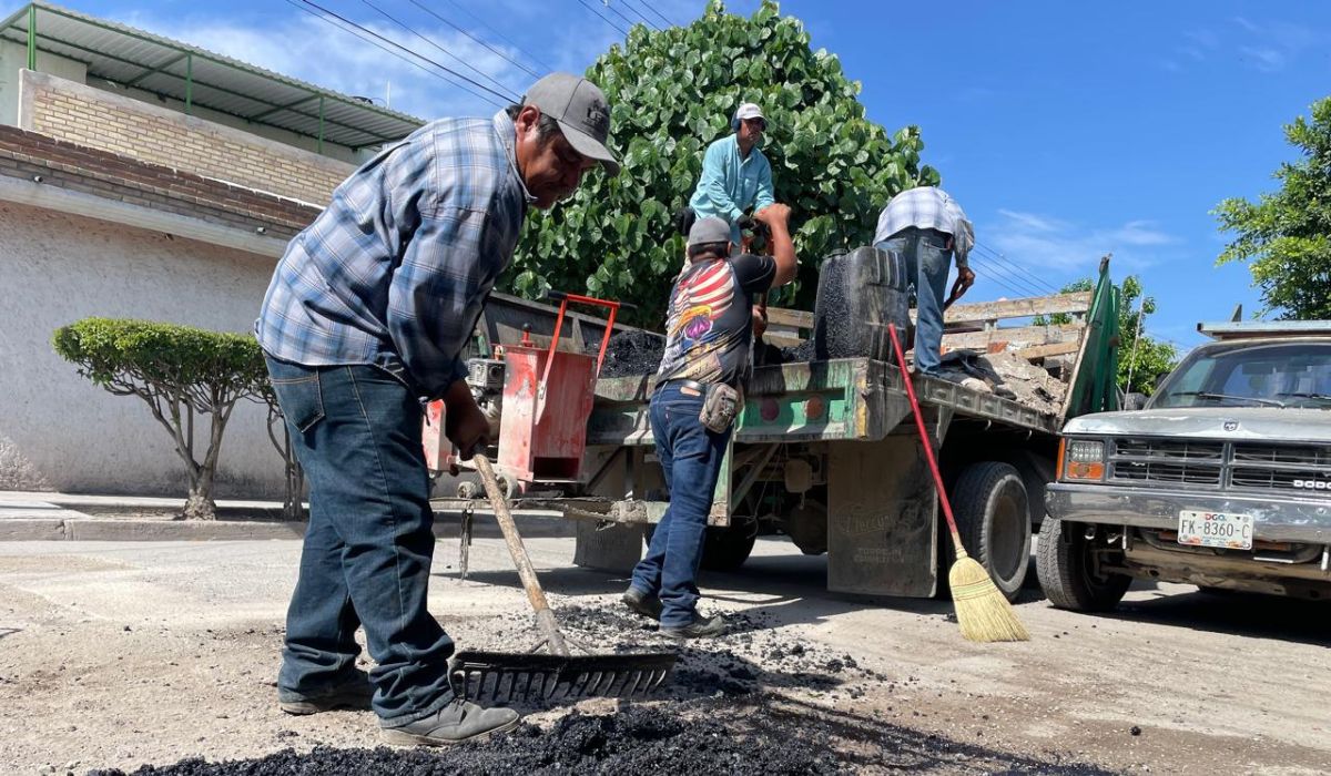 Atienden bacheo en la calle Madero, en el centro de Lerdo