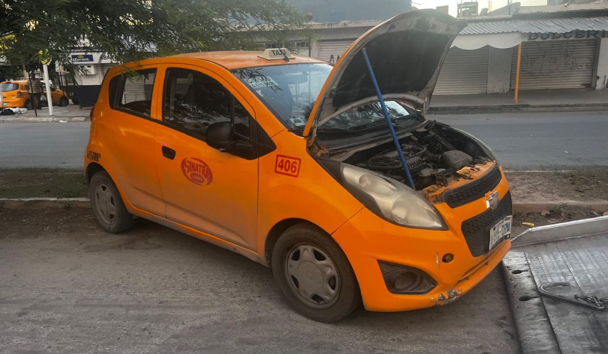 Taxista abandona auto frente a local de micheladas tras chocar con un mezquite