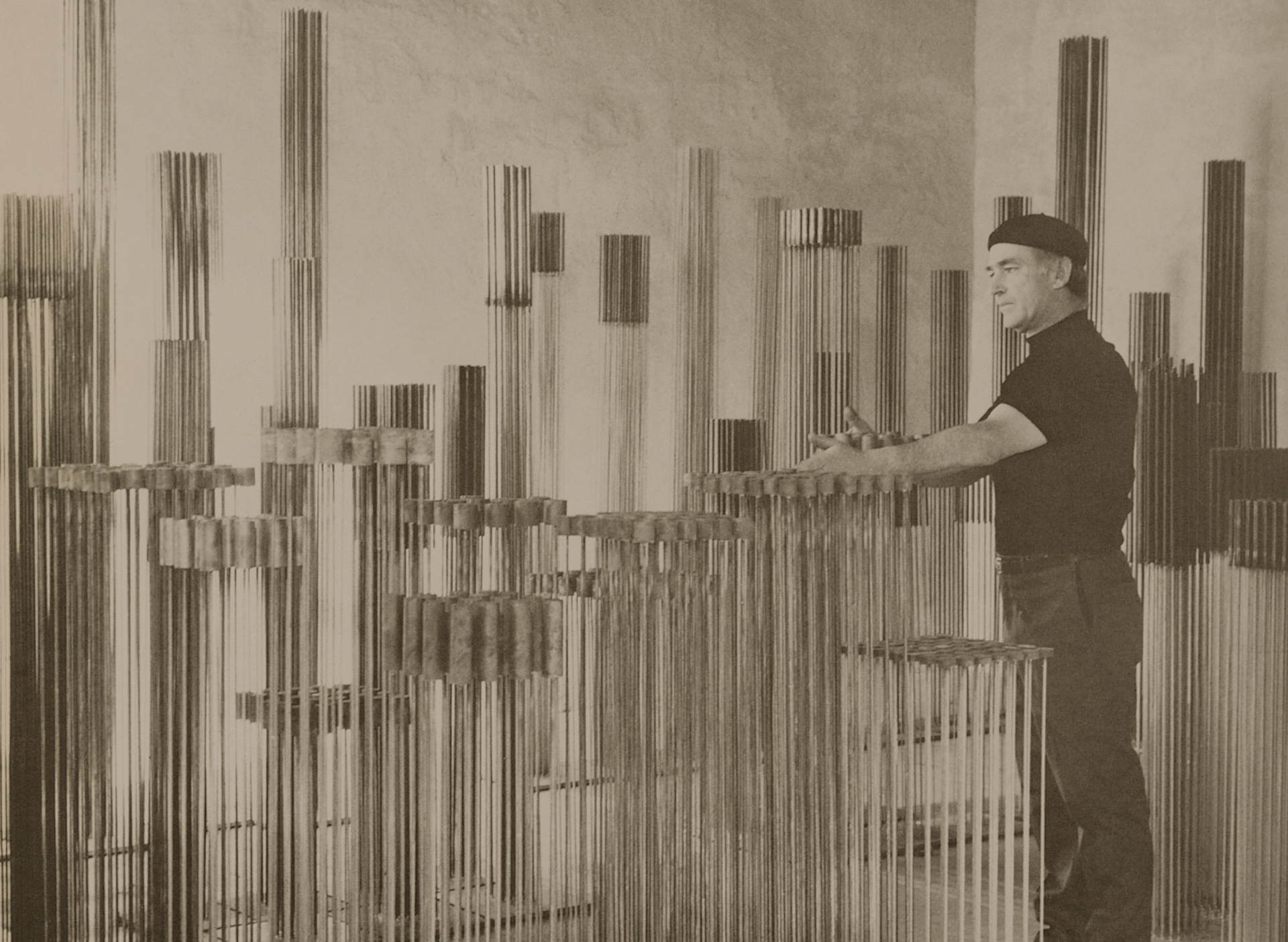 Harry Bertoia con sus piezas de Sonambient. Imagen: Sotheby's