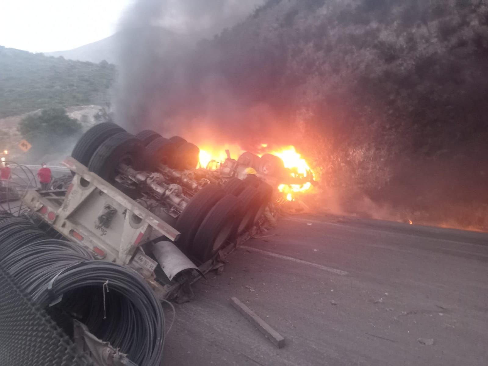 Muere trailero calcinado en la Carretera Federal 57