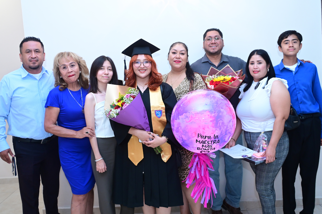 Sherly en su celebración de fin de curso junto a su familia (EL SIGLO DE TORREÓN)