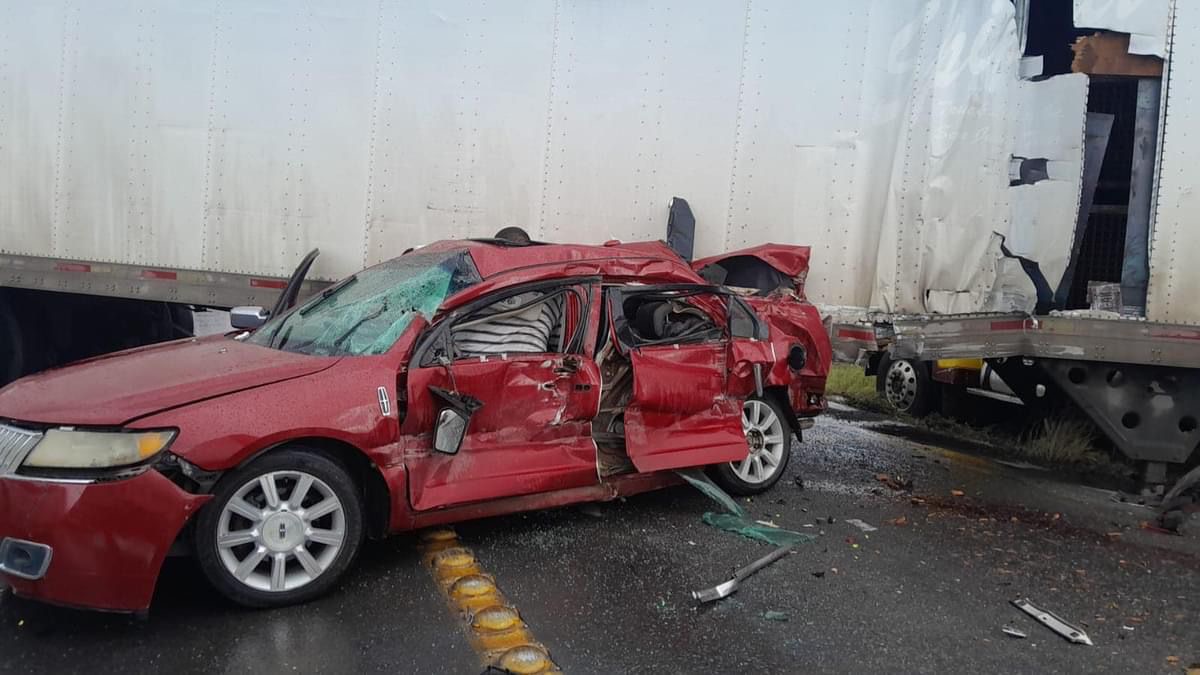 Dos lesionados de gravedad luego de que un tráiler los impactara