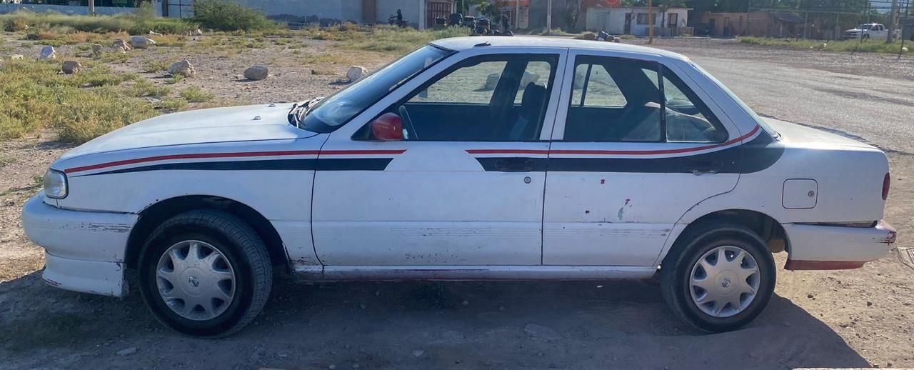 Un vehículo de la marca Nissan, línea Tsuru, color blanco. (EL SIGLO DE TORREÓN)