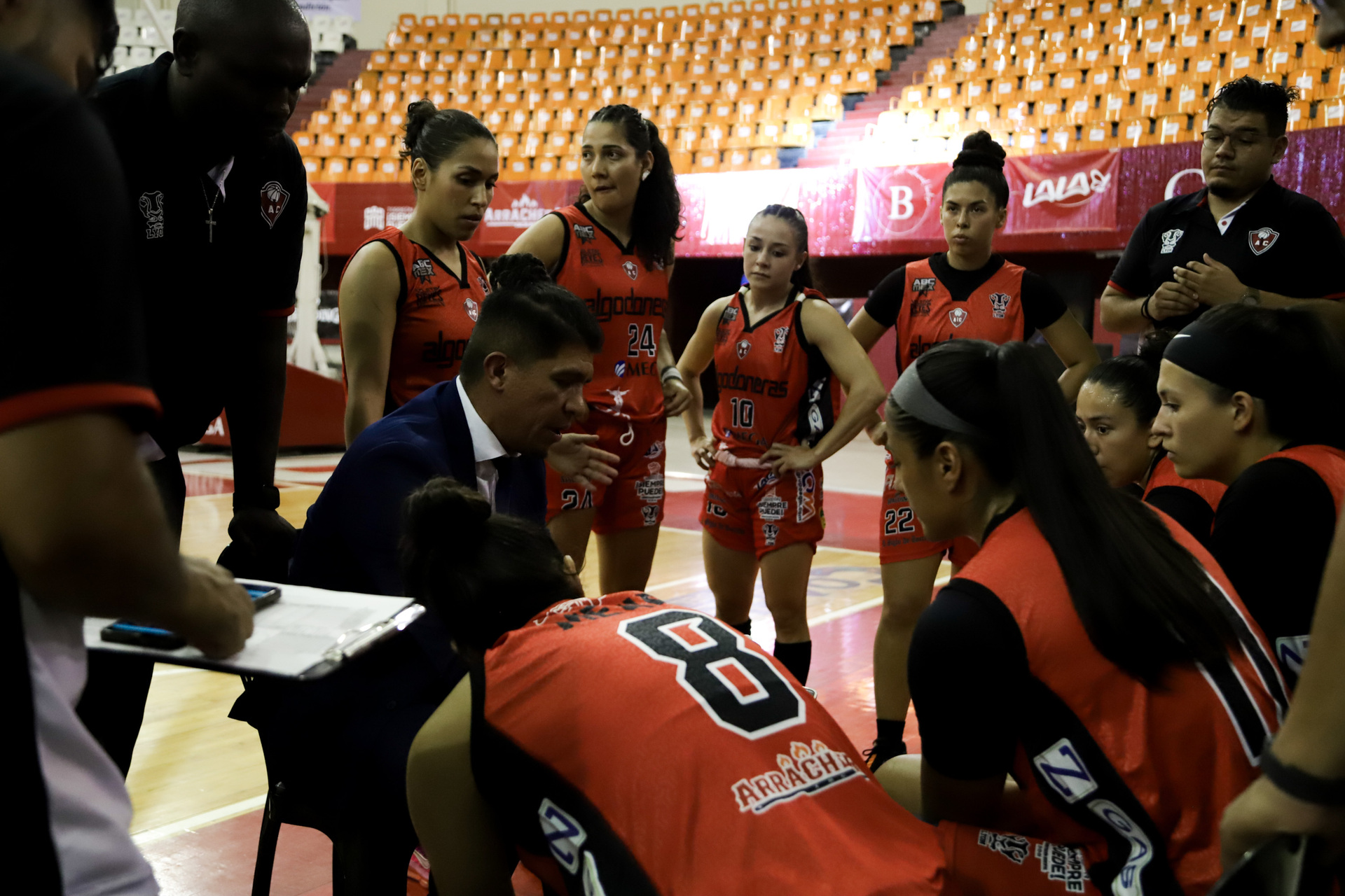 Las dirigidas por Ricardo Vázquez se desconcertaron y no pudieron conseguir su segundo triunfo consecutivo y cayeron ayer en casa frente a las Plebes de Mazatlán. (Fotografía Luis Enrique Moreno)