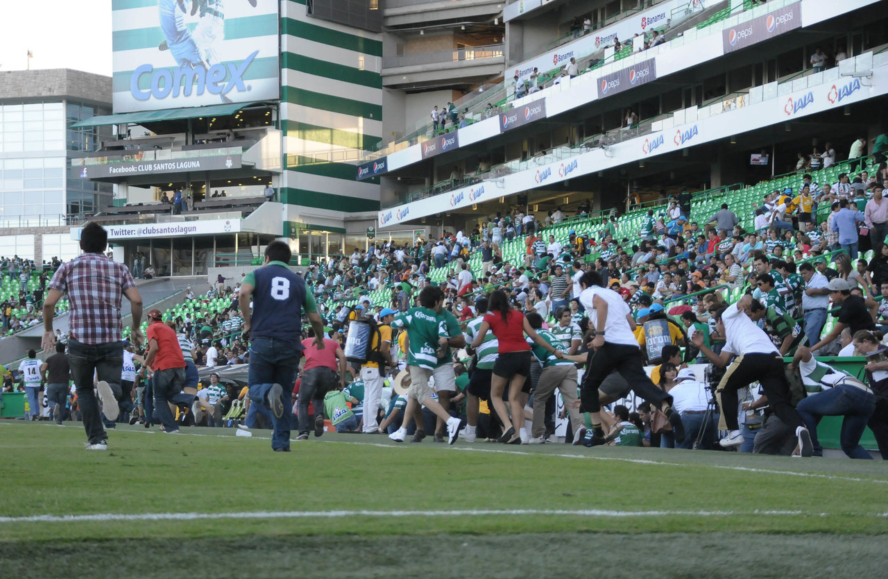 Los aficionados presentes en el recinto lagunero rápidamente ingresaron al campo en busca de resguardar sus vidas.