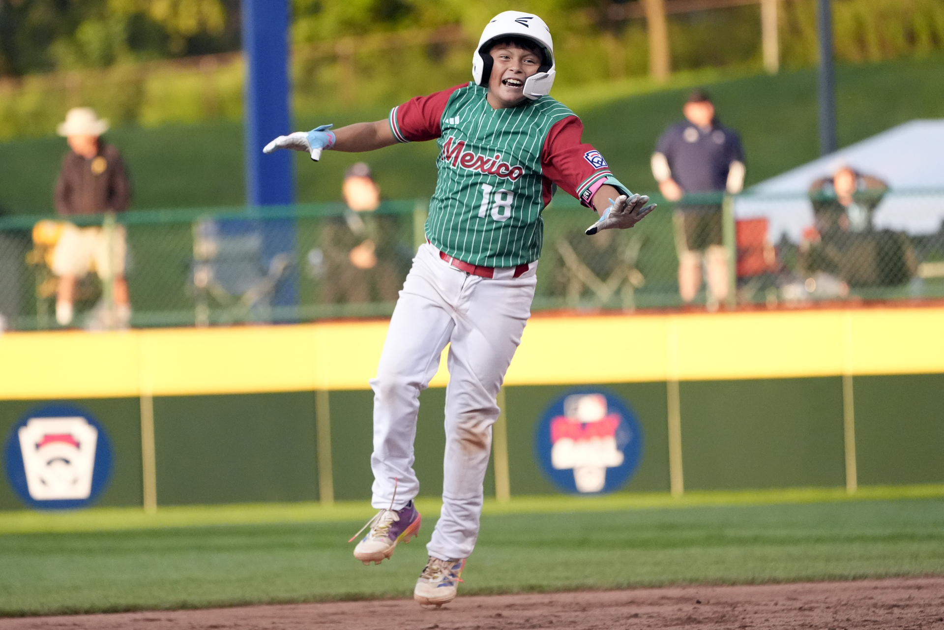 Ulises Ortíz fue el encargado de sellar el triunfo mexicano en la Serie Mundial con un batazo al jardín izquierdo. (AP)