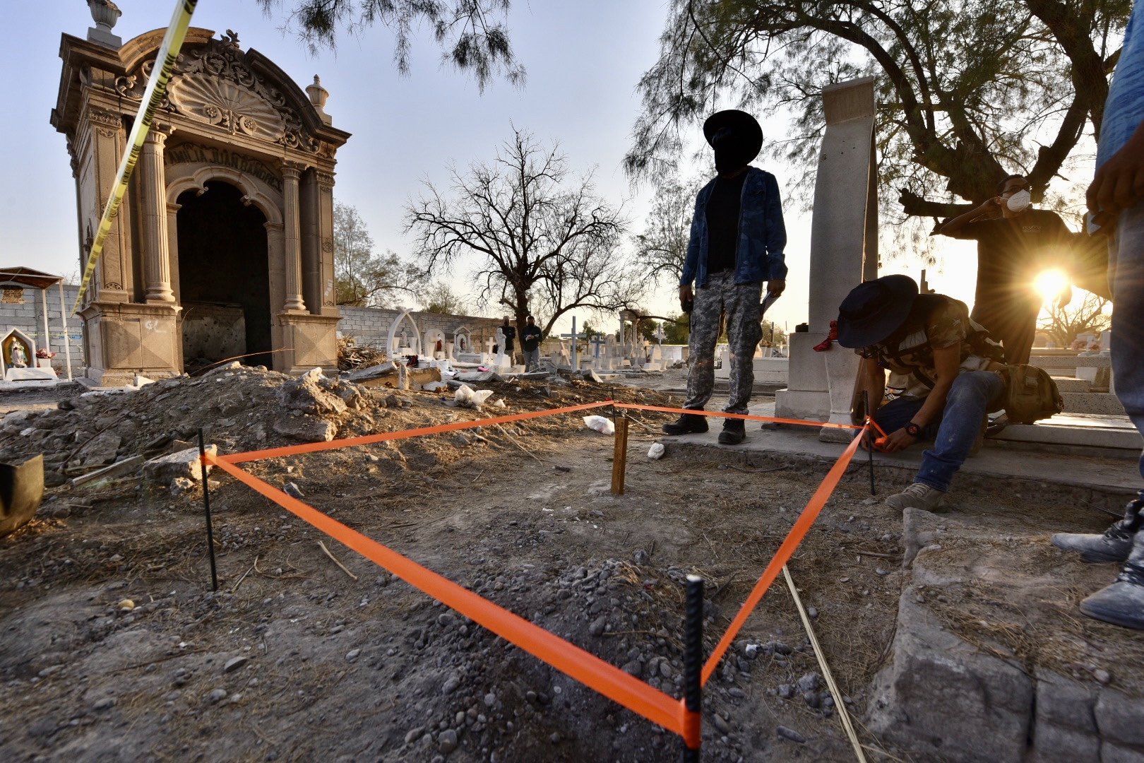 El Centro Regional de Identificación Humana ha realizado exhumaciones masivas en panteones. Las familias de personas desaparecidas acuden como observadores del proceso. (ARCHIVO)