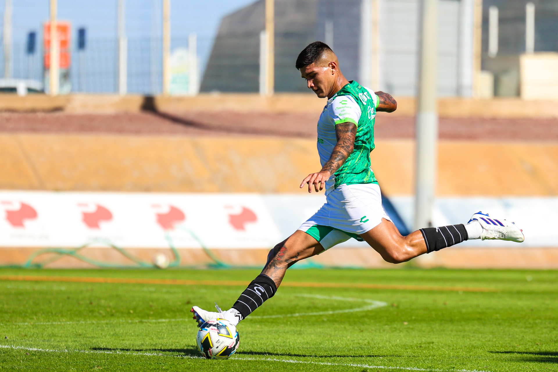 Tras su regreso de París 2024, el argentino ha comenzado a contagiar con su actitud a compañeros. (Club Santos)