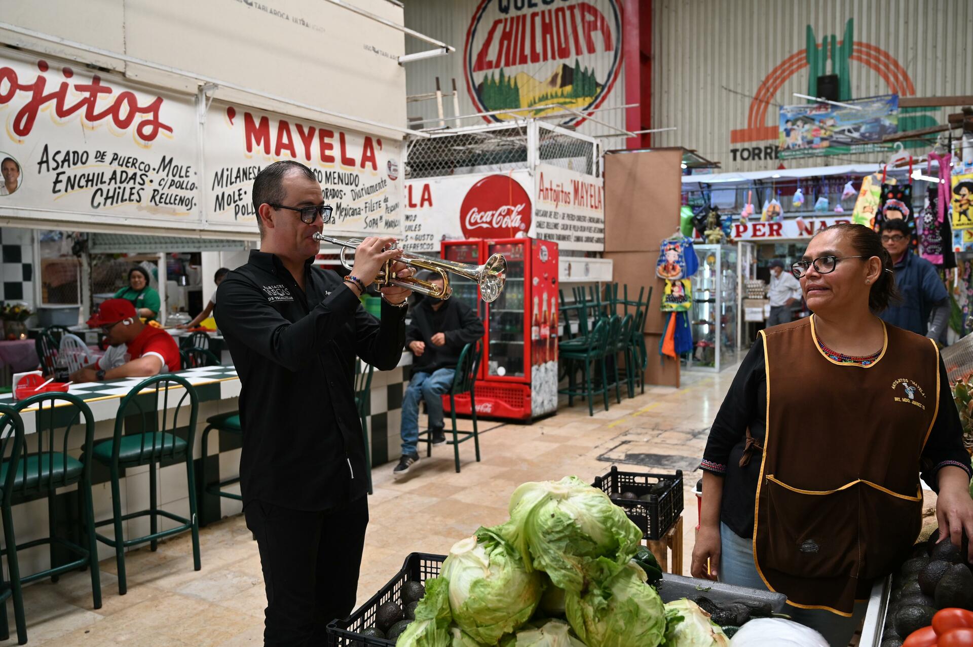 Miembro del Mariachi Vargas sorprende al Mercado Juárez con su música