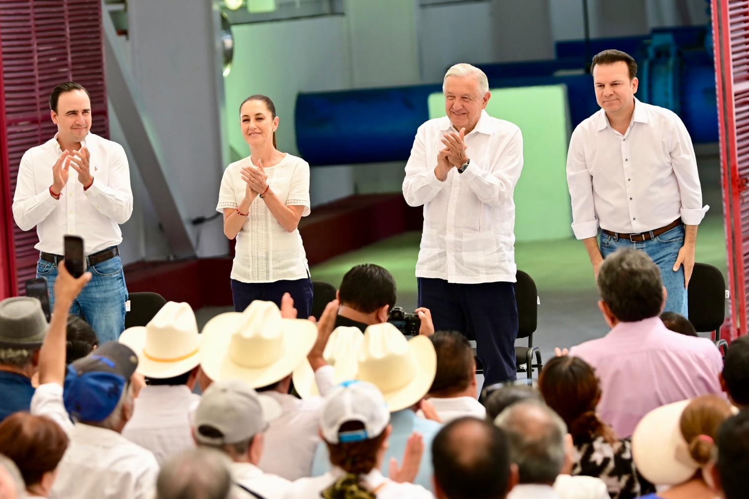 La presidenta electa de México, Claudia Sheinbaum Pardo acompañó ayer al presidente Andrés Manuel López Obrador a la develación de la placa inaugural de la segunda etapa del proyecto de ASL. (EL SIGLO DE TORREÓN)