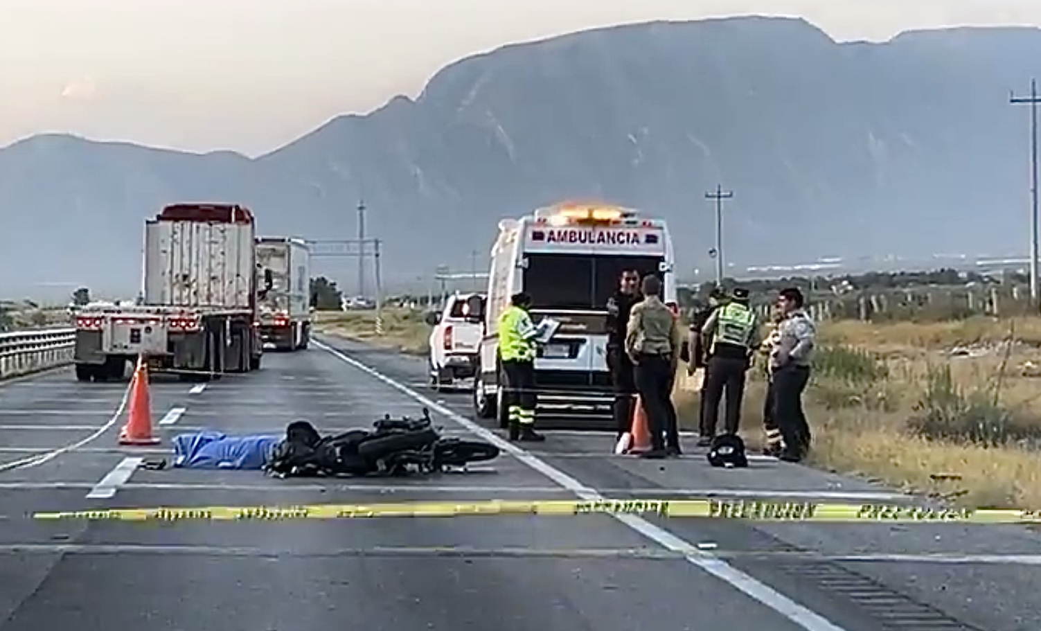 Muere motociclista tras derrapar e impactarse contra tráiler en Ramos Arizpe