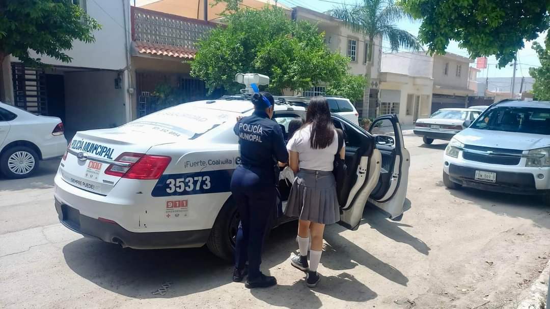 Estudiantes de preparatoria regresan a casa en patrulla tras su primer día de clases