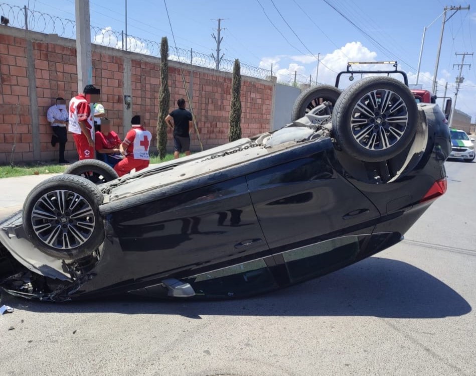 El automóvil responsable es de la marca Seat, línea Ibiza, color negro, modelo 2019. (EL SIGLO DE TORREÓN)