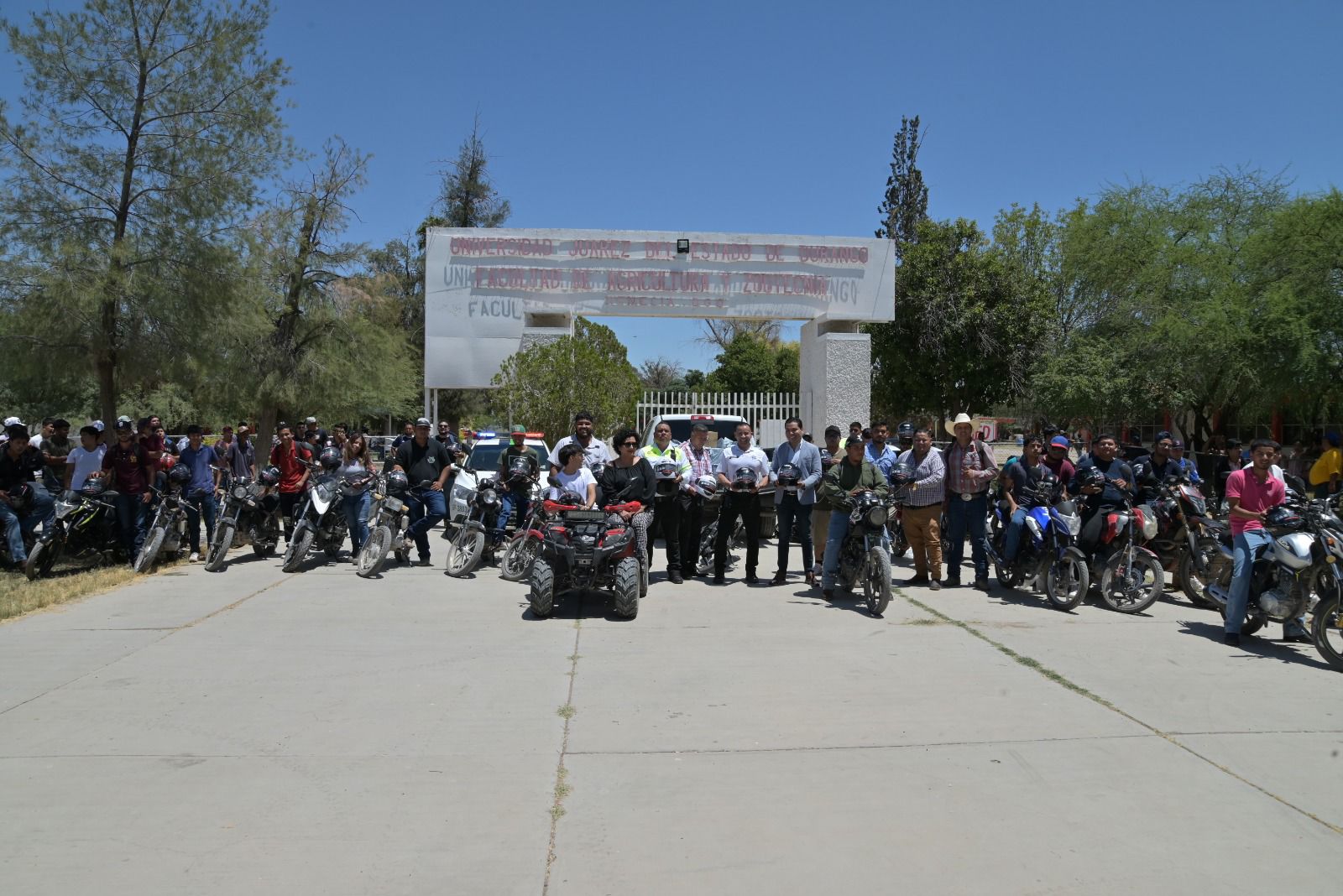 Entregan de forma gratuita cascos a motociclistas que estudian en el medio rural