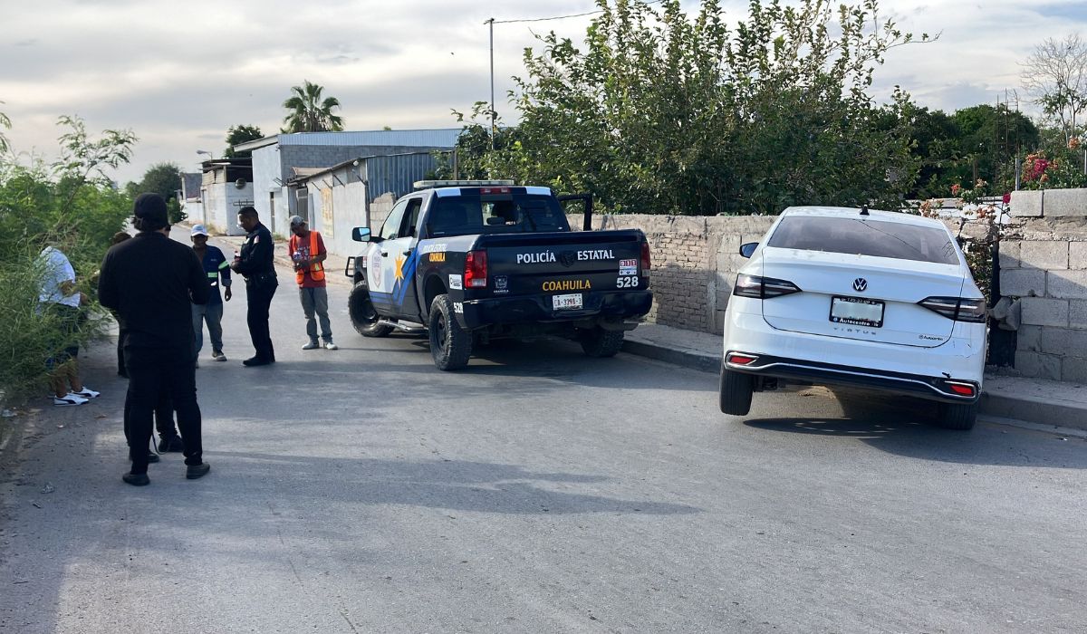 Auto termina incrustado en una barda y el conductor resulta ileso