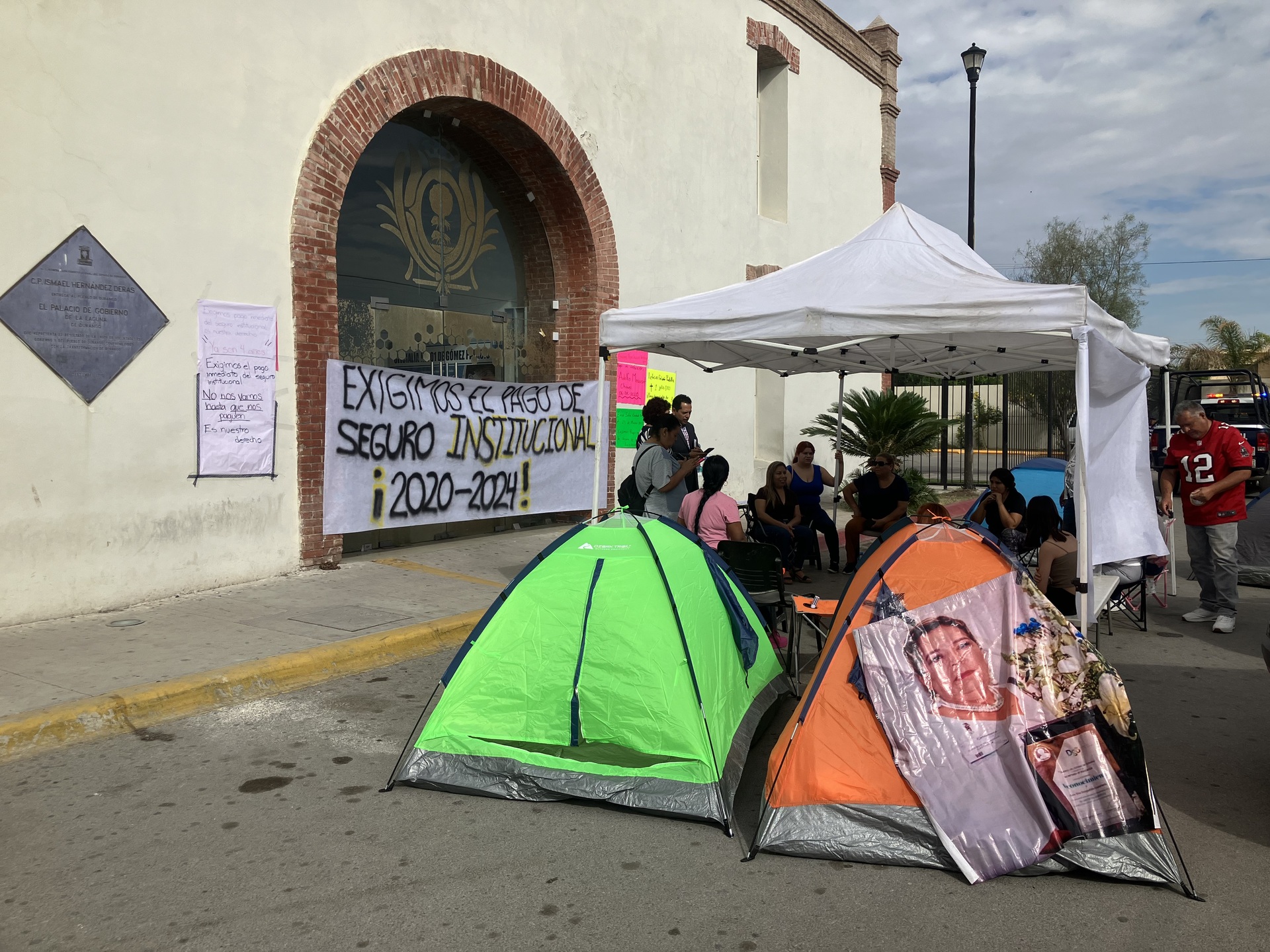 Familiares de maestros fallecidos exigen pago de seguro institucional