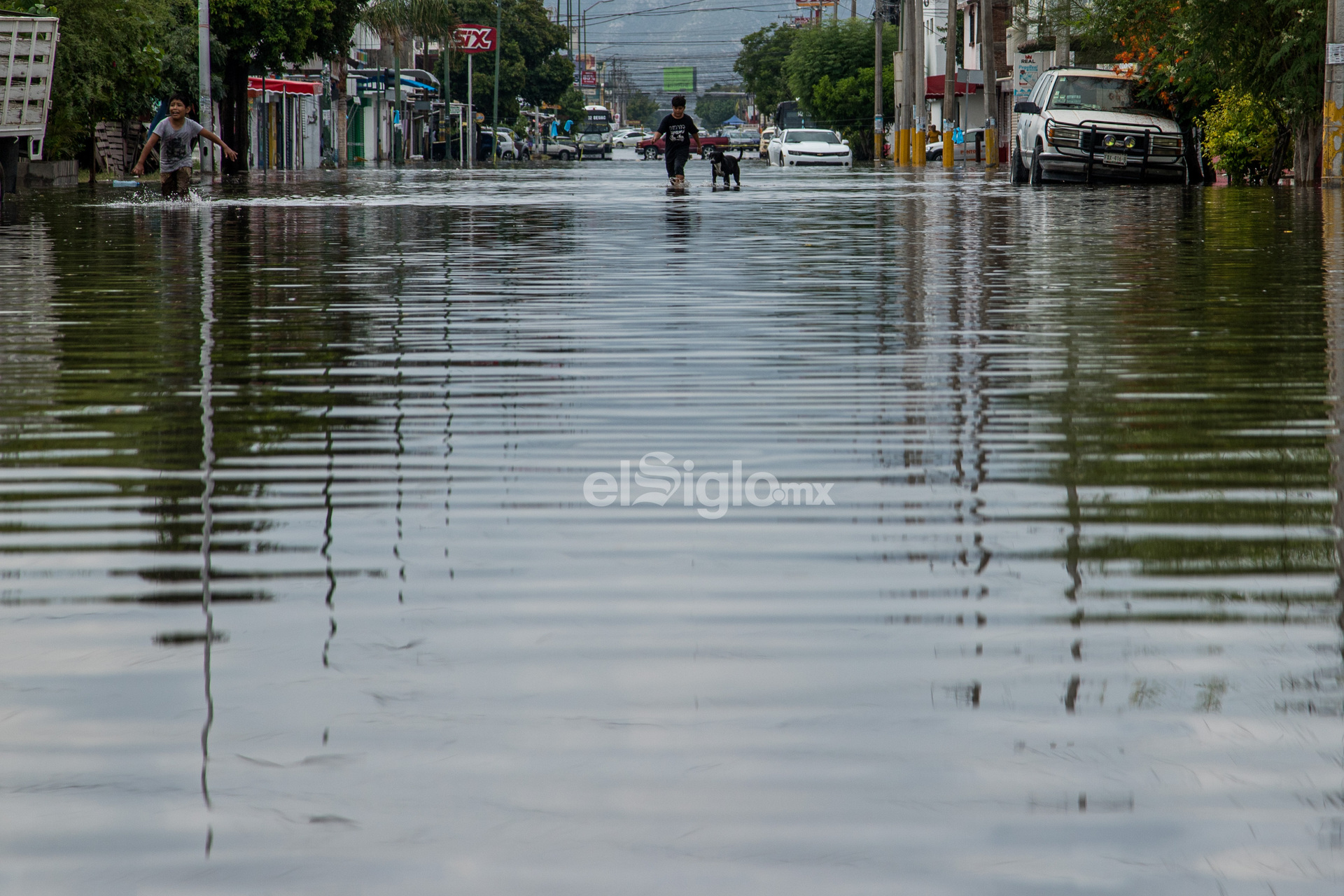 Diversos sectores de la ciudad registraron inundaciones, por lo que autoridades acudieron a realizar labores de desagüe. (EL SIGLO DE TORREÓN)