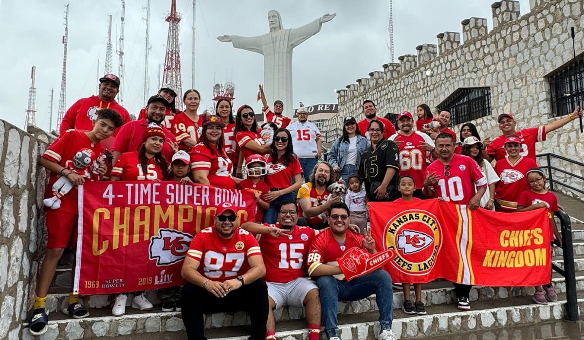 Fanáticos laguneros de los Chiefs se toman fotografía en el Cerro de las Noas