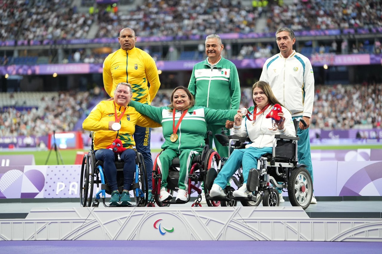 La para atleta mexicana compartió el podio en el Stade de France junto a la brasileña Elizabeth Rodrigues (i) y la uzbeka Nurkhon Kurbanova.