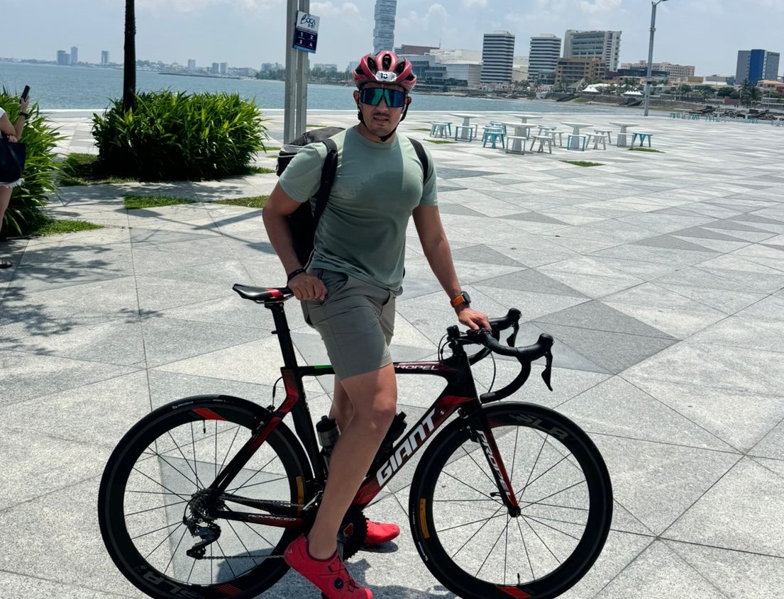 En las playas jarochas, el talentoso pedalista coahuilense demostró toda su capacidad en el manubrio de su bicicleta. (Cortesía)