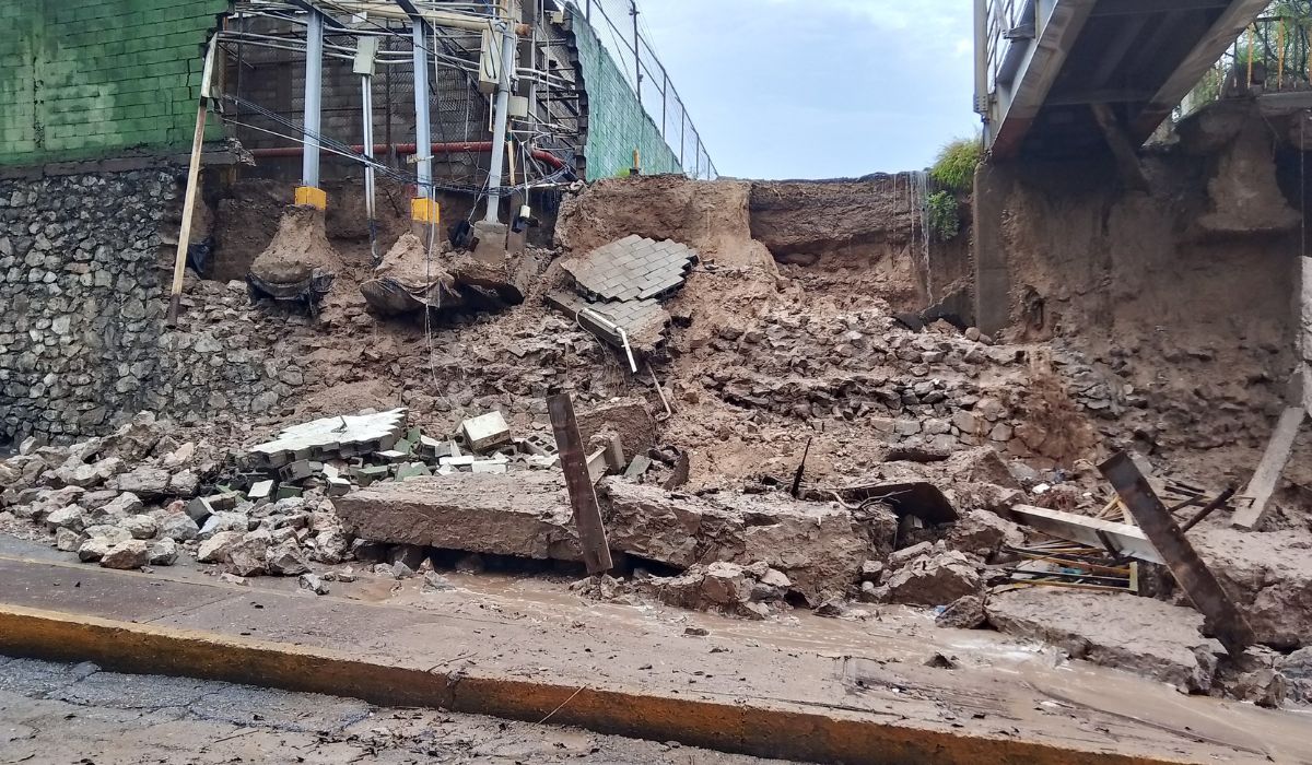 Se derrumba barda perimetral en Peñoles por intensas lluvias