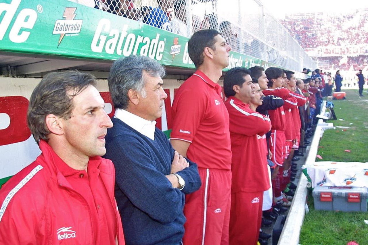 El argentino (c) dirigió cinco partidos al Toluca antes de proclamarse campeones en el Apertura 2002 frente a Monarcas Morelia.