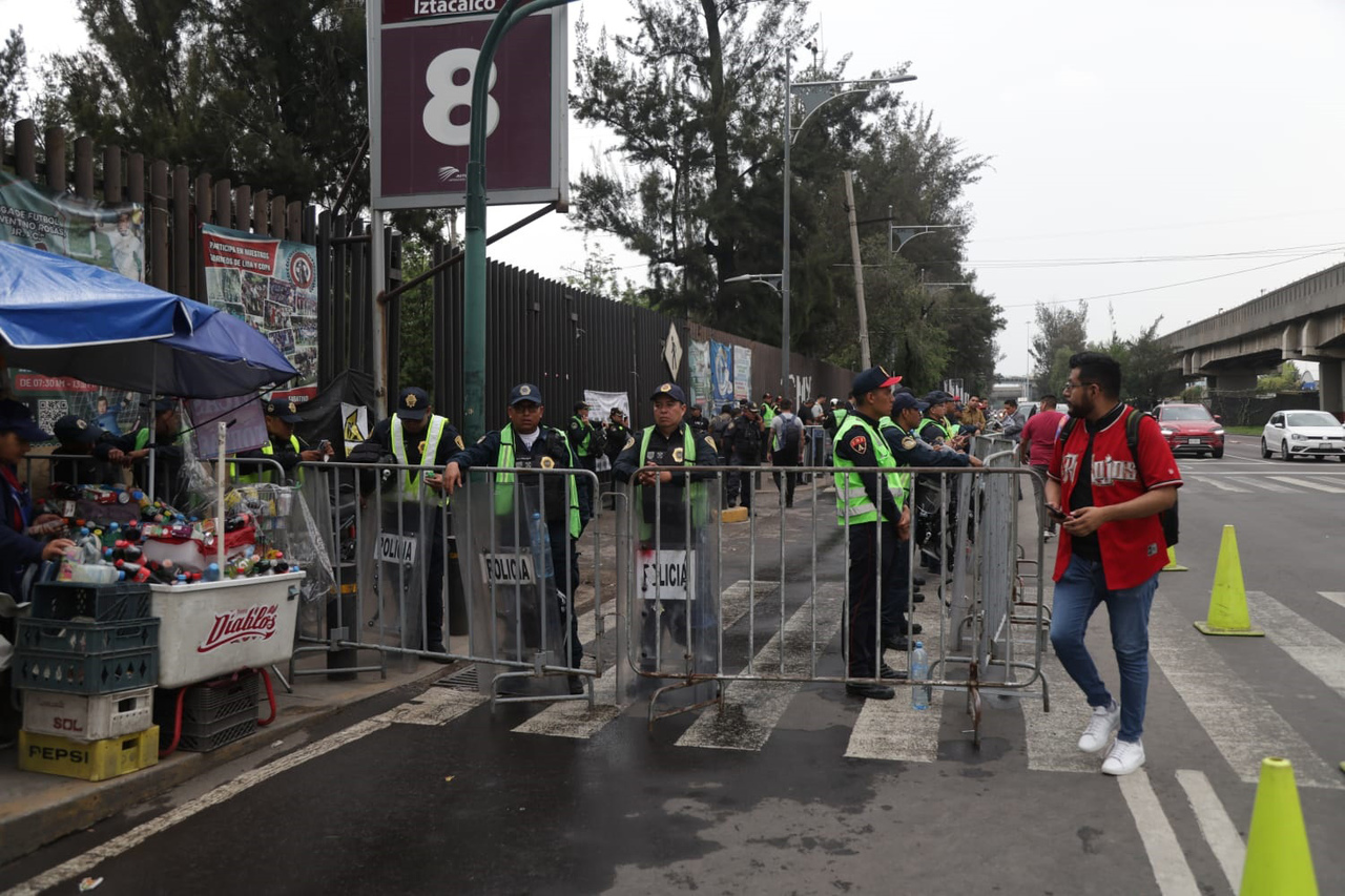 Todos los accesos fueron bloqueados, ya que la Sala de Armas donde se debate actualmente la reforma se encuentra dentro del recinto.