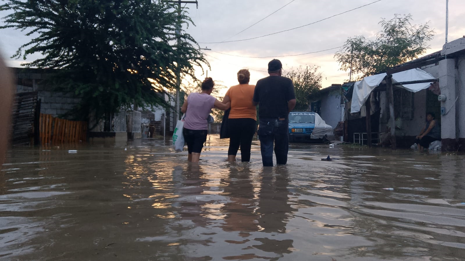 En la colonia Santiago Ramírez, familias se vieron afectadas por el desbordamiento de la laguna de regulación. (EMMANUEL AZUARA)