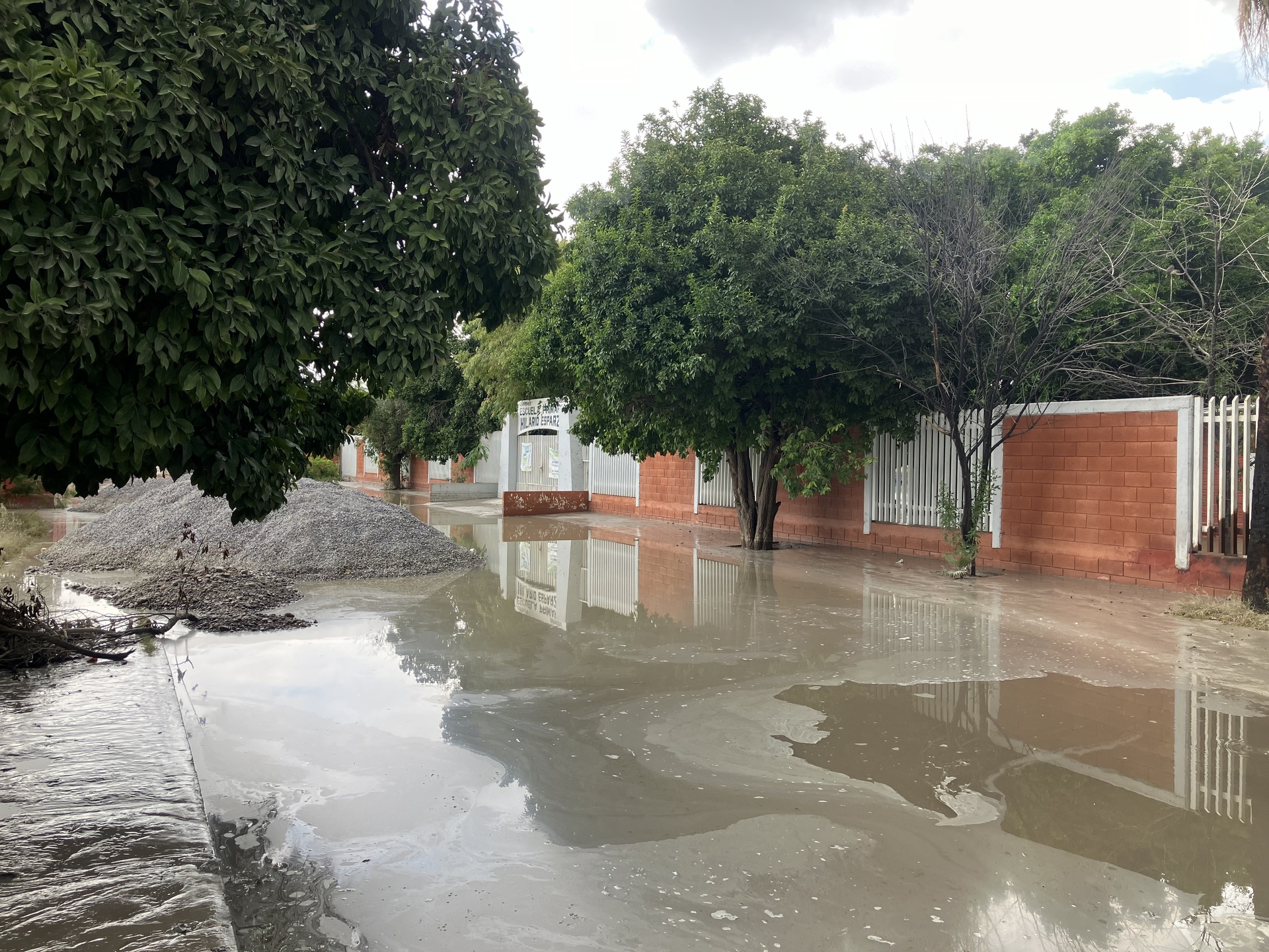 Por vías de acceso inundadas, 16 escuelas de Torreón tuvieron clases a distancia