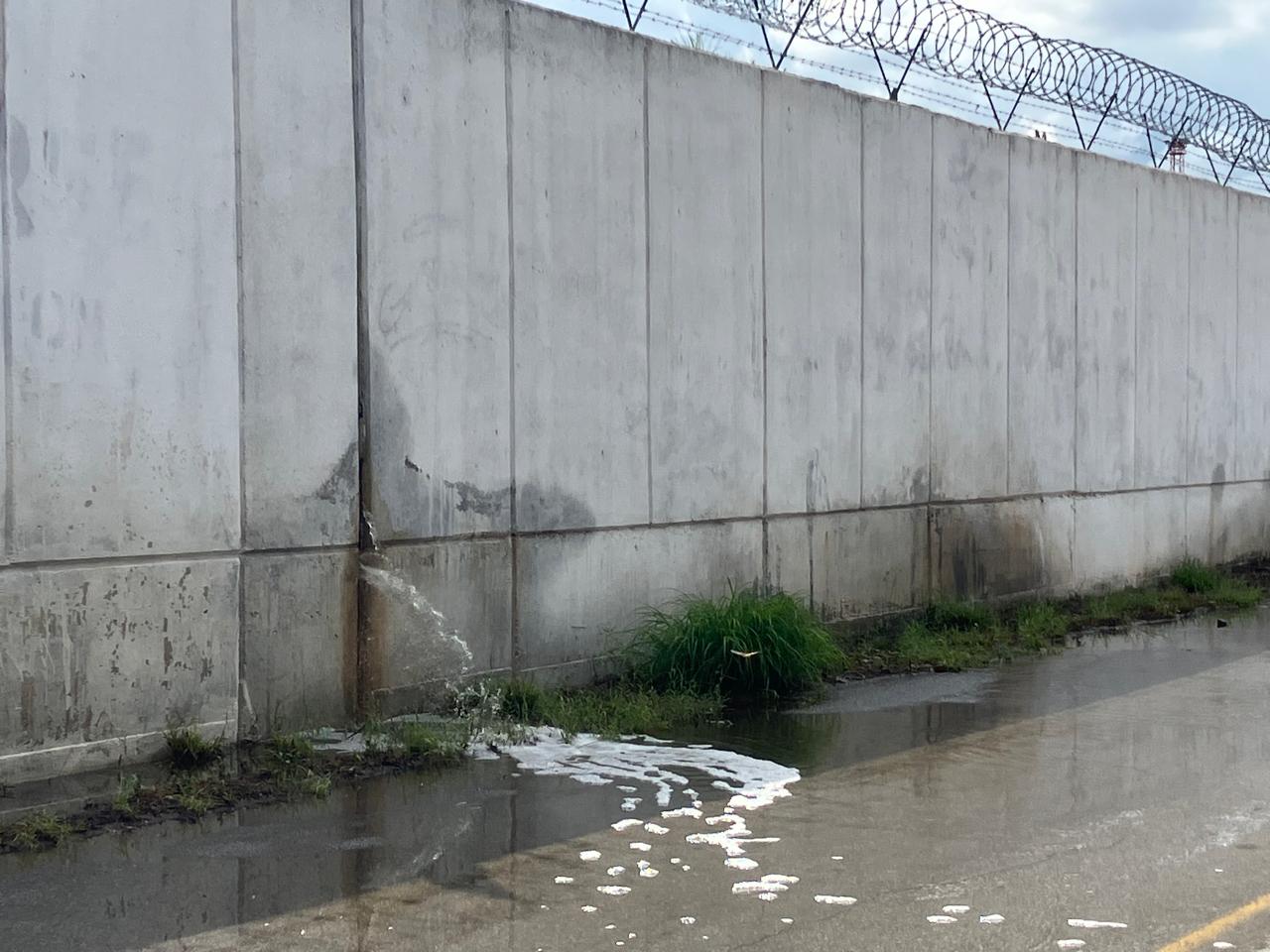 Denuncian filtraciones de agua de estación ferroviaria a calles que ya están inundadas