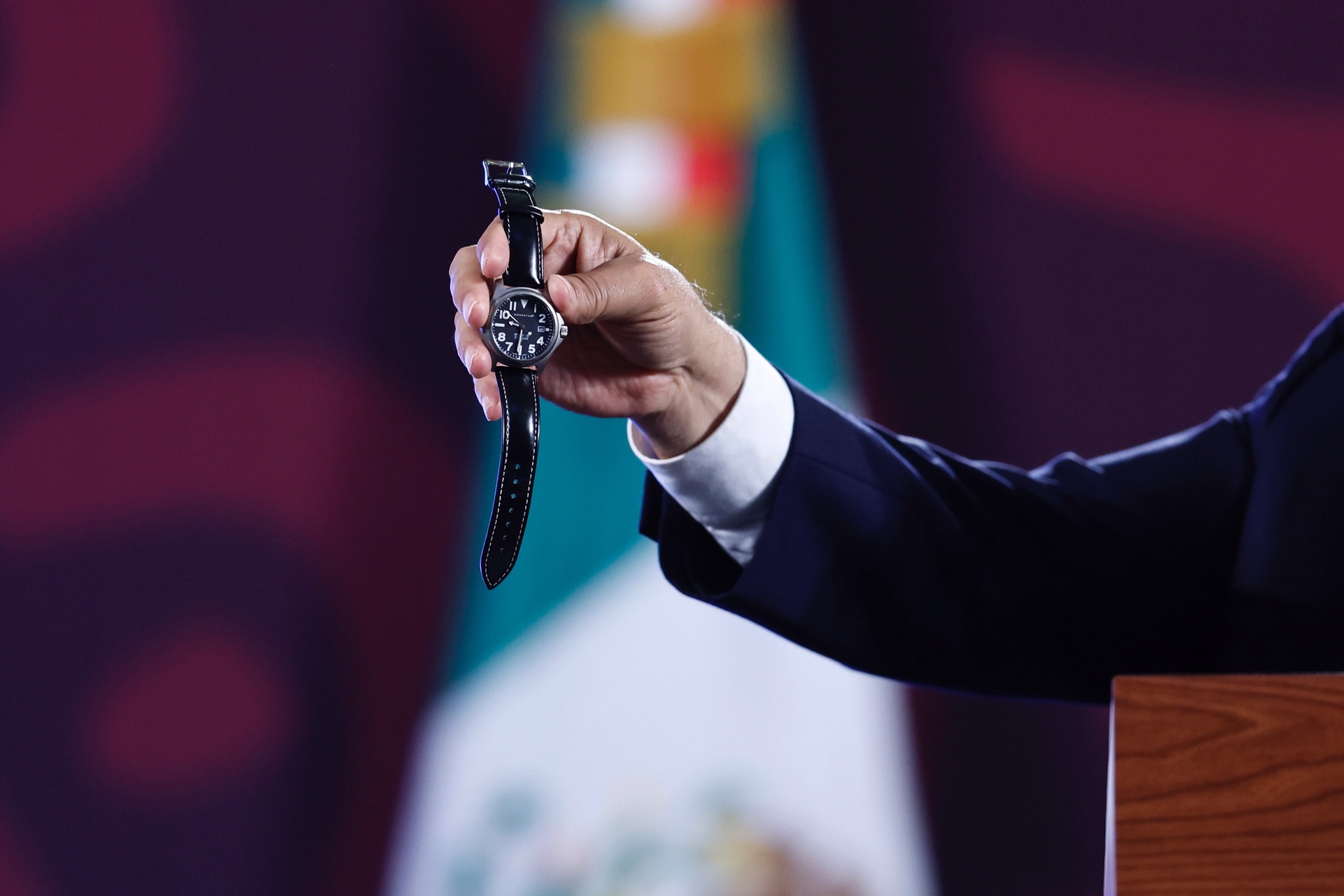 López Obrador rifará su reloj entre 'los desmañanados' en su última mañanera