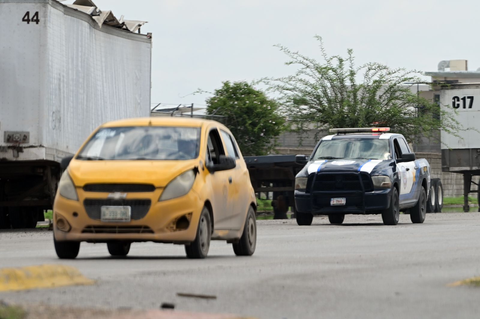 Mantienen operativos de revisión a vehículos particulares y del servicio público