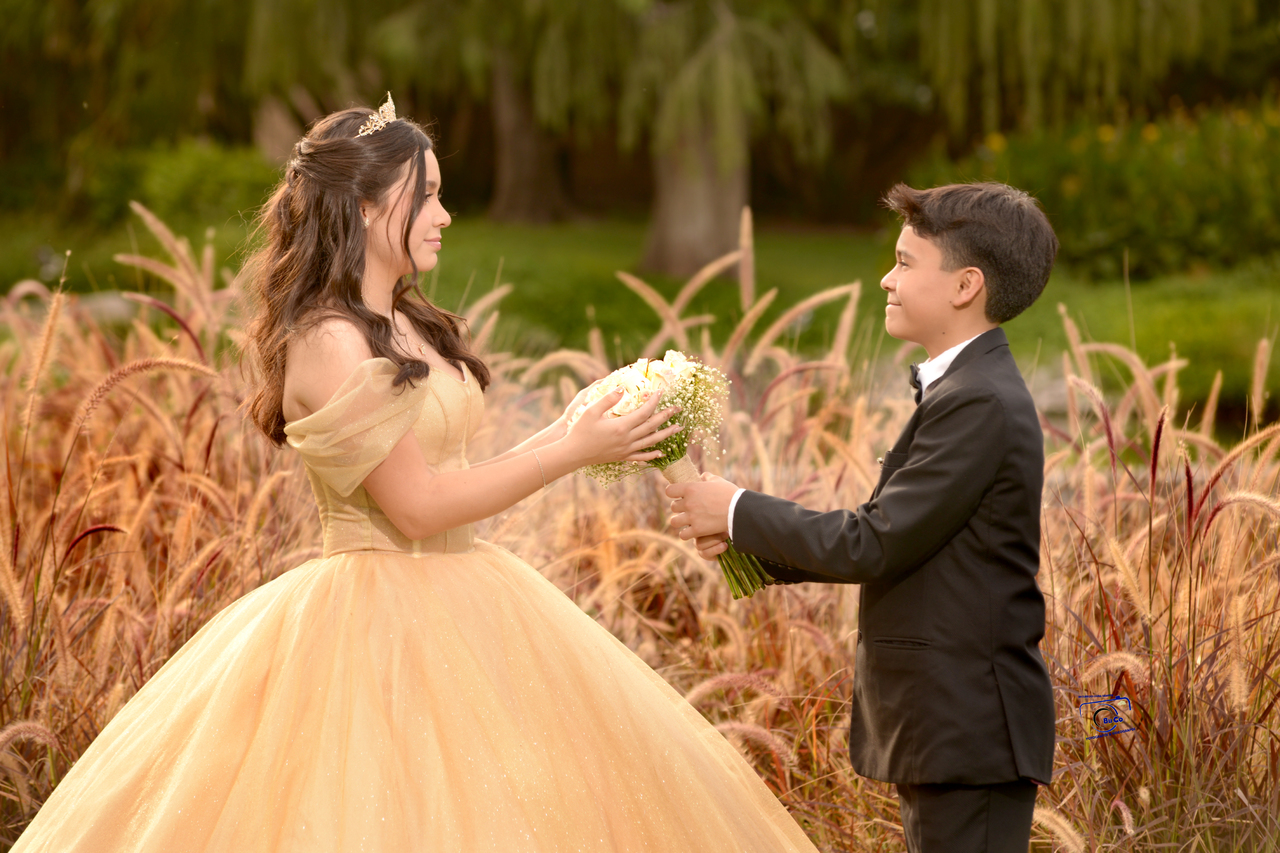 Danna Sofía Sosa Zapata acompañada en su sesión de XV años, por su hermano Julio Martín Sosa Zapata.- BUCO FOTOGRAFÍA