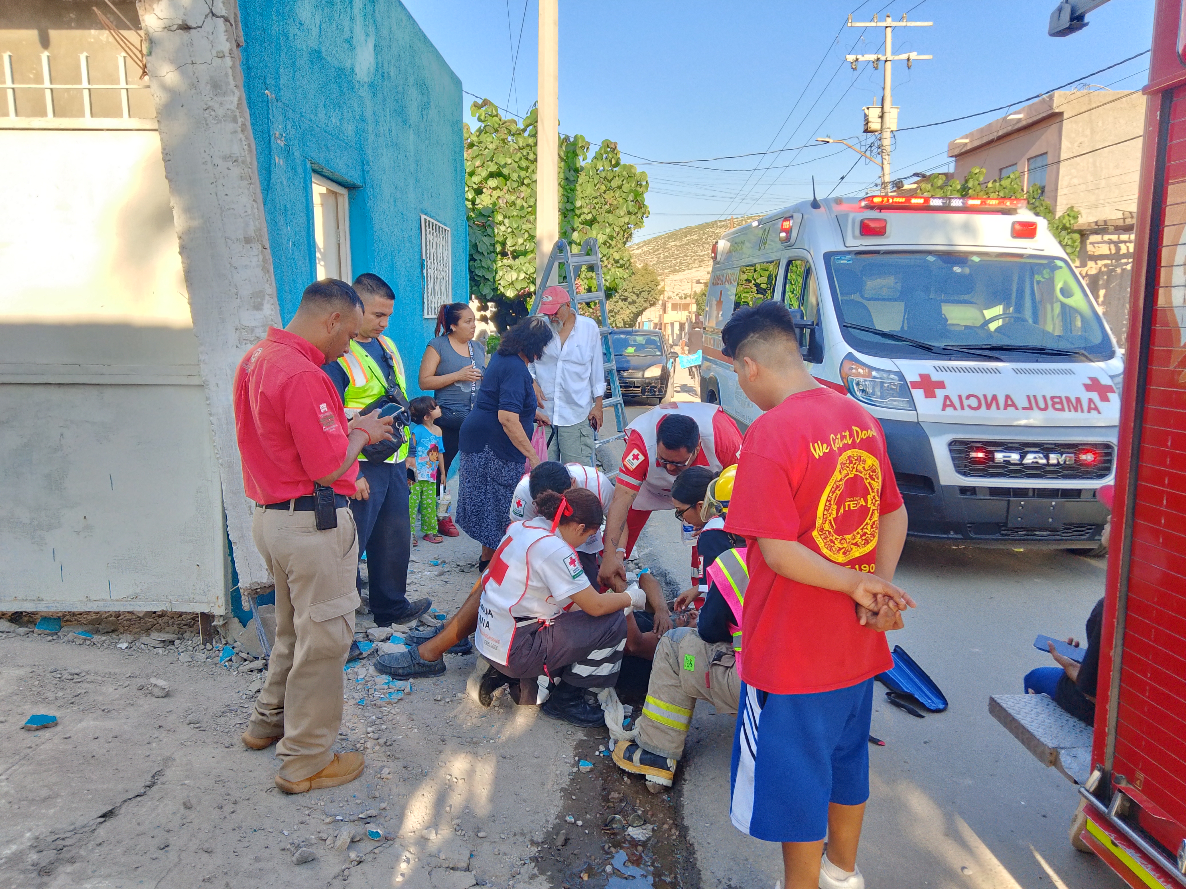 Hombre sufre fractura tras caerle estructura en colonia San Joaquín