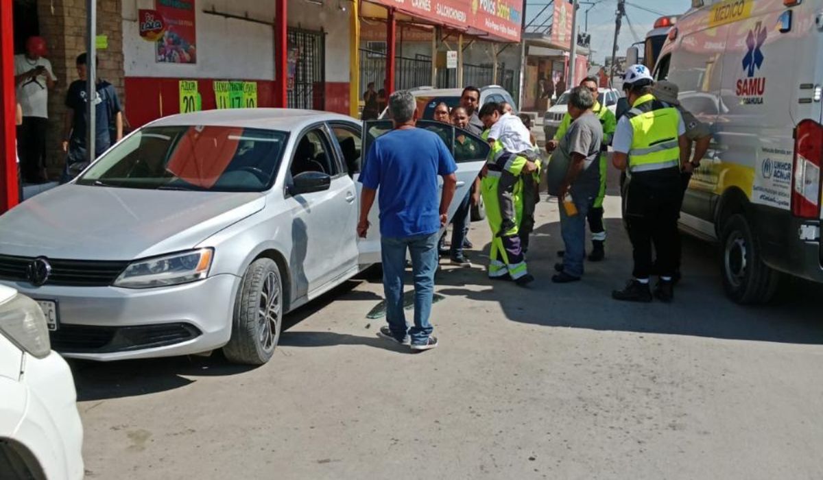 Rompen vidrio de vehículo estacionado para sacar a niño de 5 años que acabó encerrado