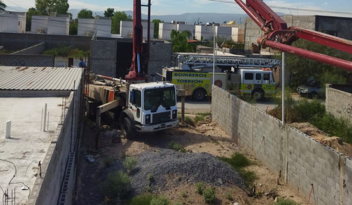 Pluma de concreto cae sobre albañil; trasladado de emergencia al HU