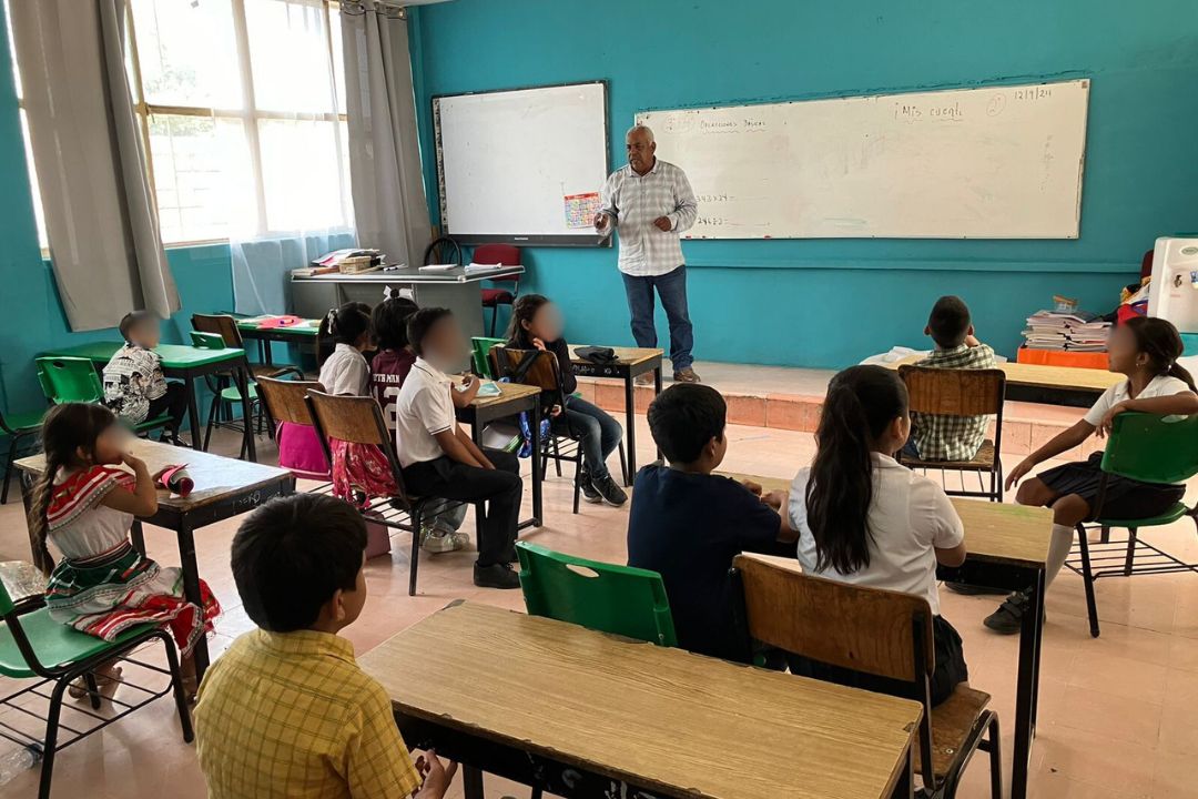 Maestro y alumnos rompen en llanto por cierre de la primaria Felipe Carrillo Puerto