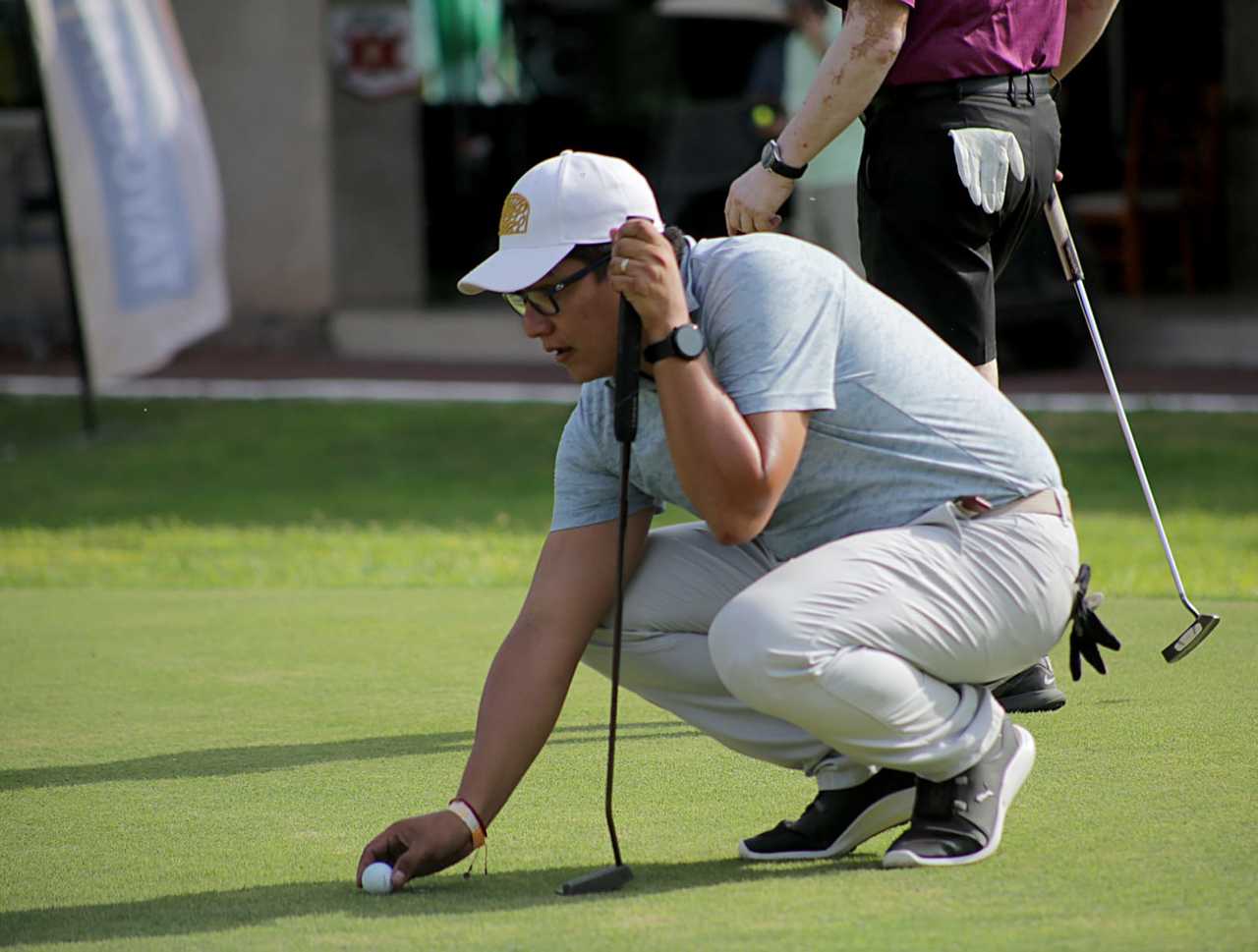 Los golfistas meditan de manera meticulosa cada golpe, pues la disputa por los primeros lugares es cerrada en todas las categorías. (El SIGLO DE TORREÓN)