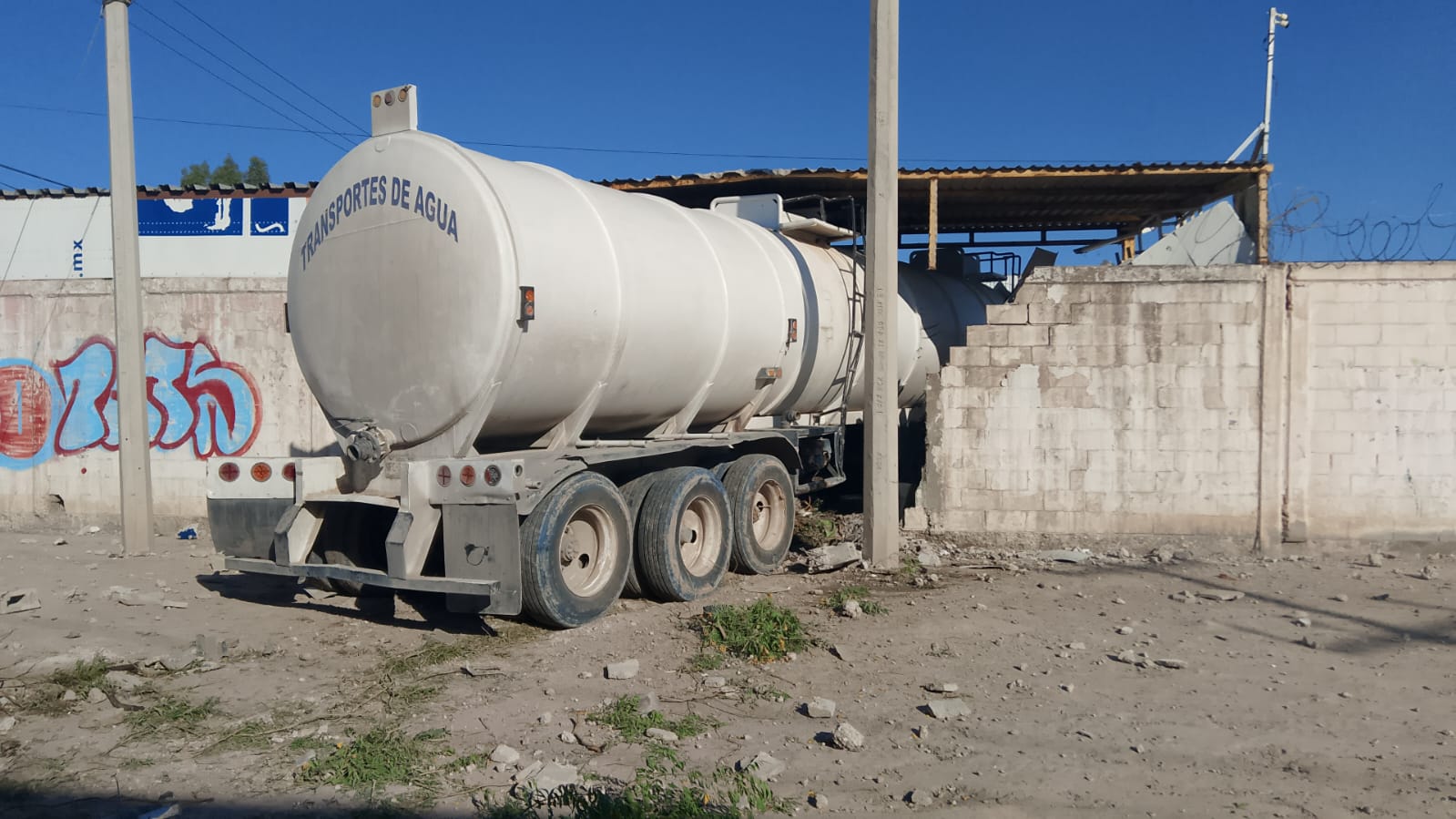 Tráiler pierde el control y se estrella contra taller y bodega en Gómez Palacio