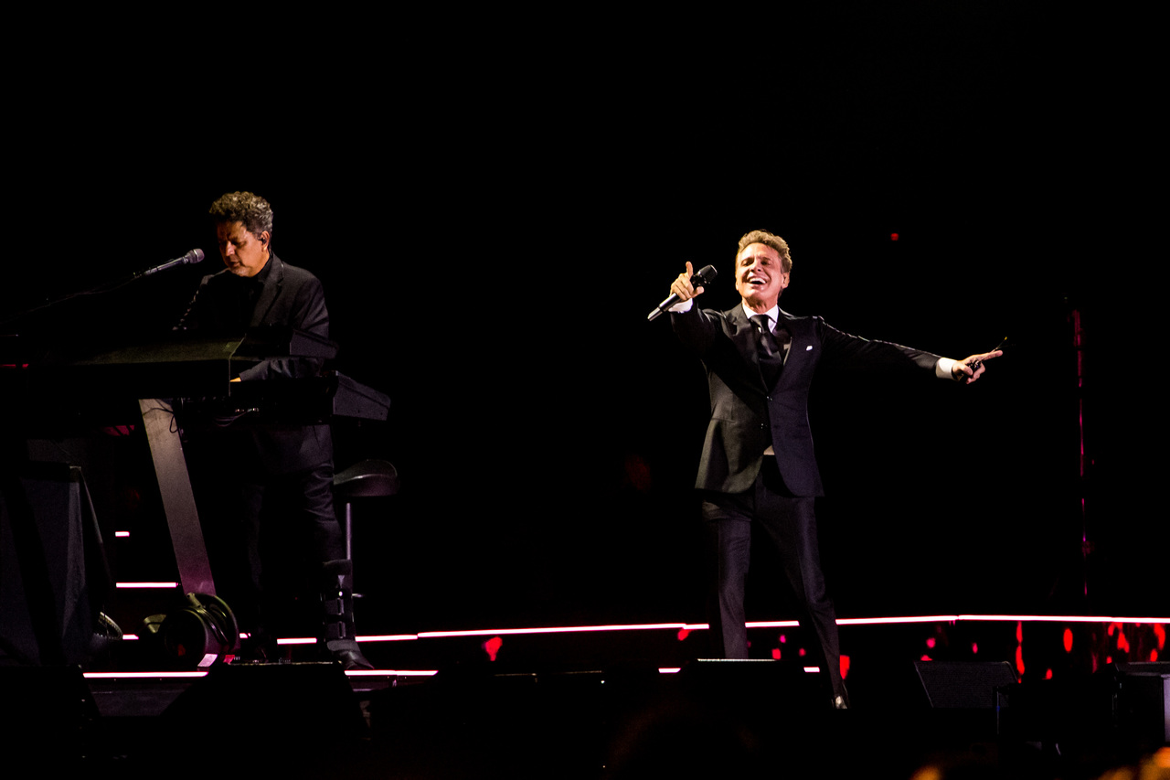 El más esperado. Siendo las 9:15 de la noche, las luces se apagaron, las pantallas se encendieron mostrando momentos especiales de la carrera de Luis Miguel y enseguida él hizo acto de presencia.