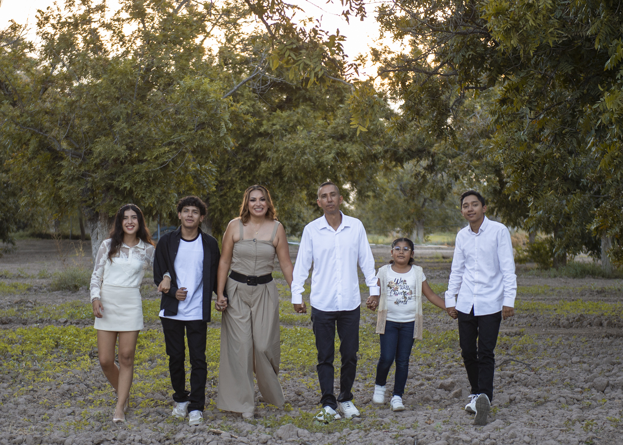 Gabriela y Jesús Armando junto a sus hijos Manuel de Jesús, María, José Isaí y Alondra.- ÉRICK SOTOMAYOR FOTOGRAFÍA