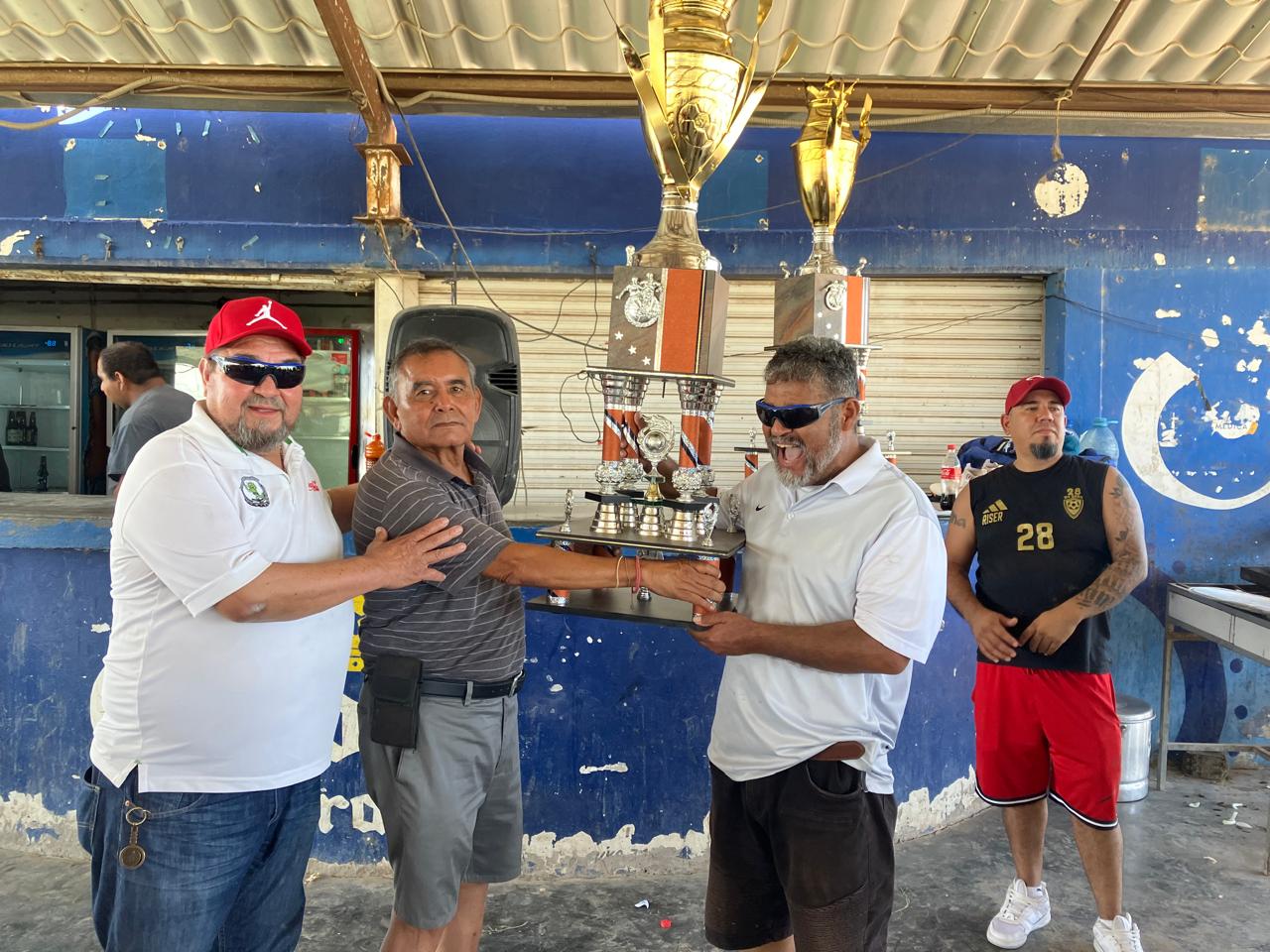 Los subcampeones pasan a recoger el trofeo. FOTO: Enrique Terrazas