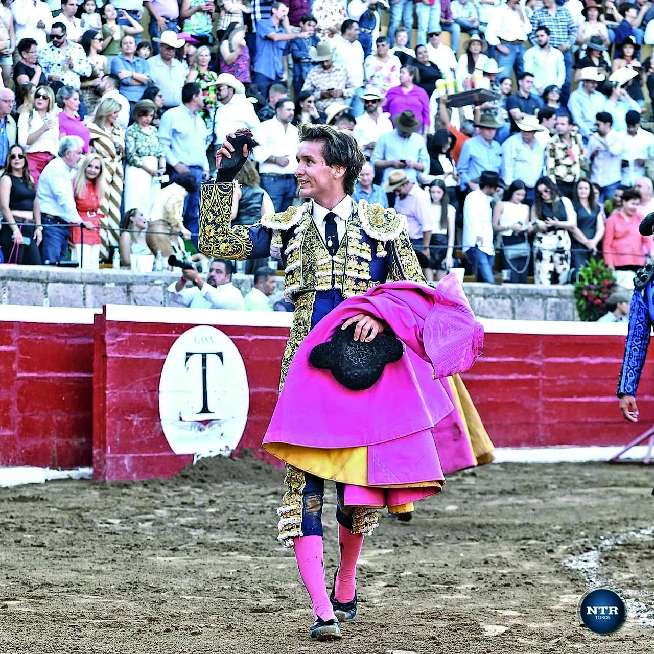 El torero lagunero de 24 años brilló frente al público tapatío en la espectacular cartela taurina llevada a cabo en San Miguel El Alto.